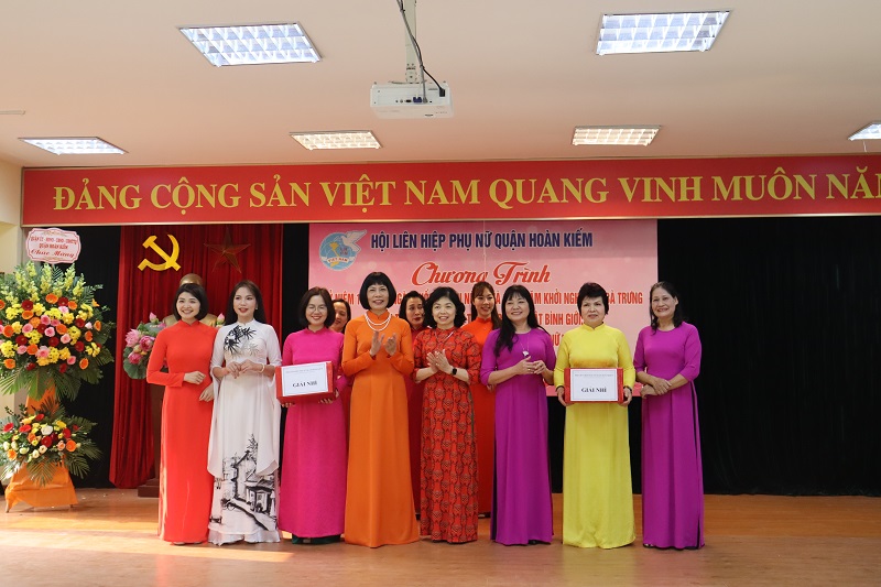 Hội LHPN quận Hoàn Kiếm: Đoàn kết, đồng thuận, tiếp tục đẩy mạnh các phong trào thi đua yêu nước - ảnh 10