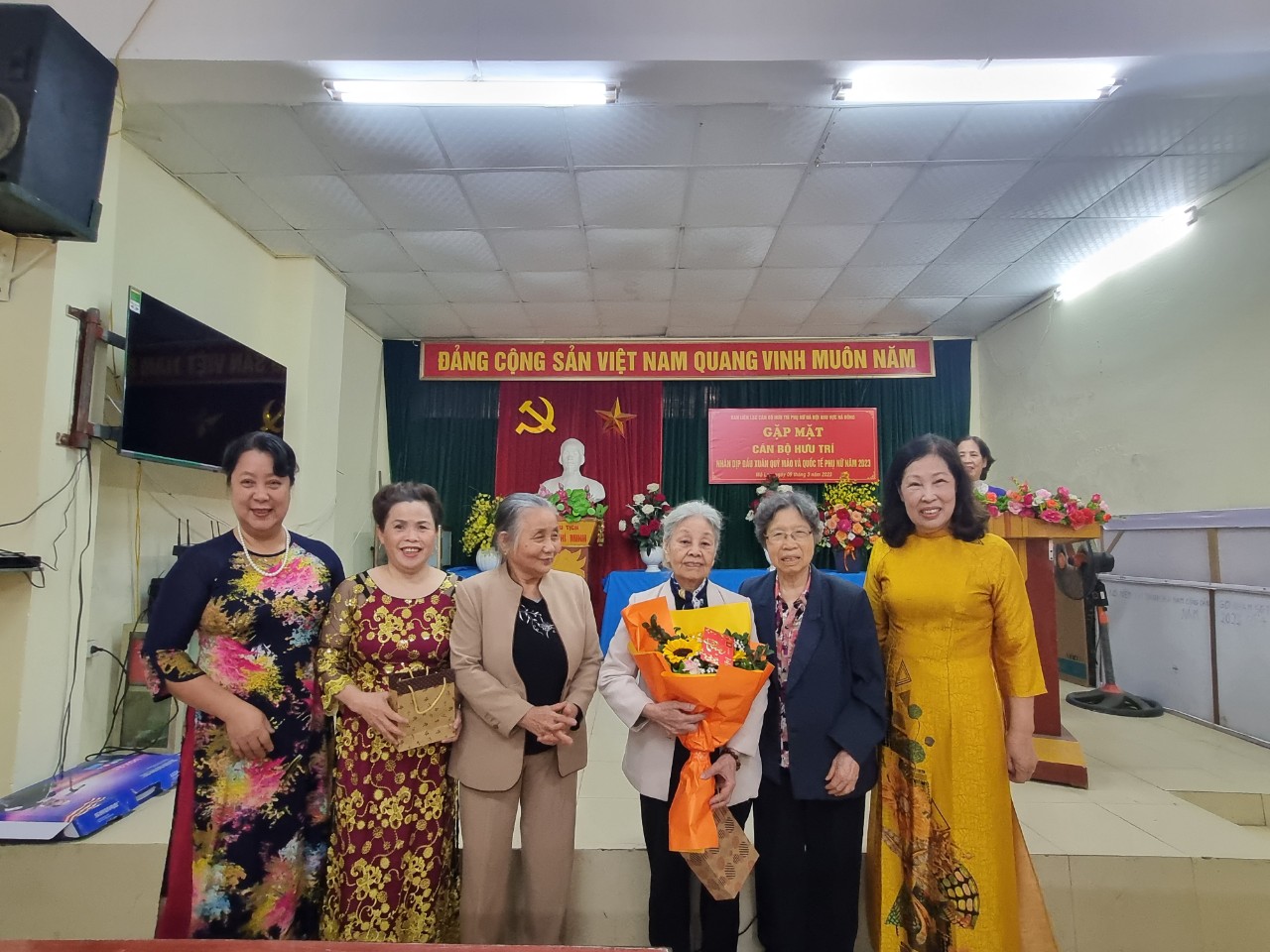 Gặp mặt cán bộ hưu trí nhân kỷ niệm 113 năm ngày Quốc tế Phụ nữ 8/3 - ảnh 11