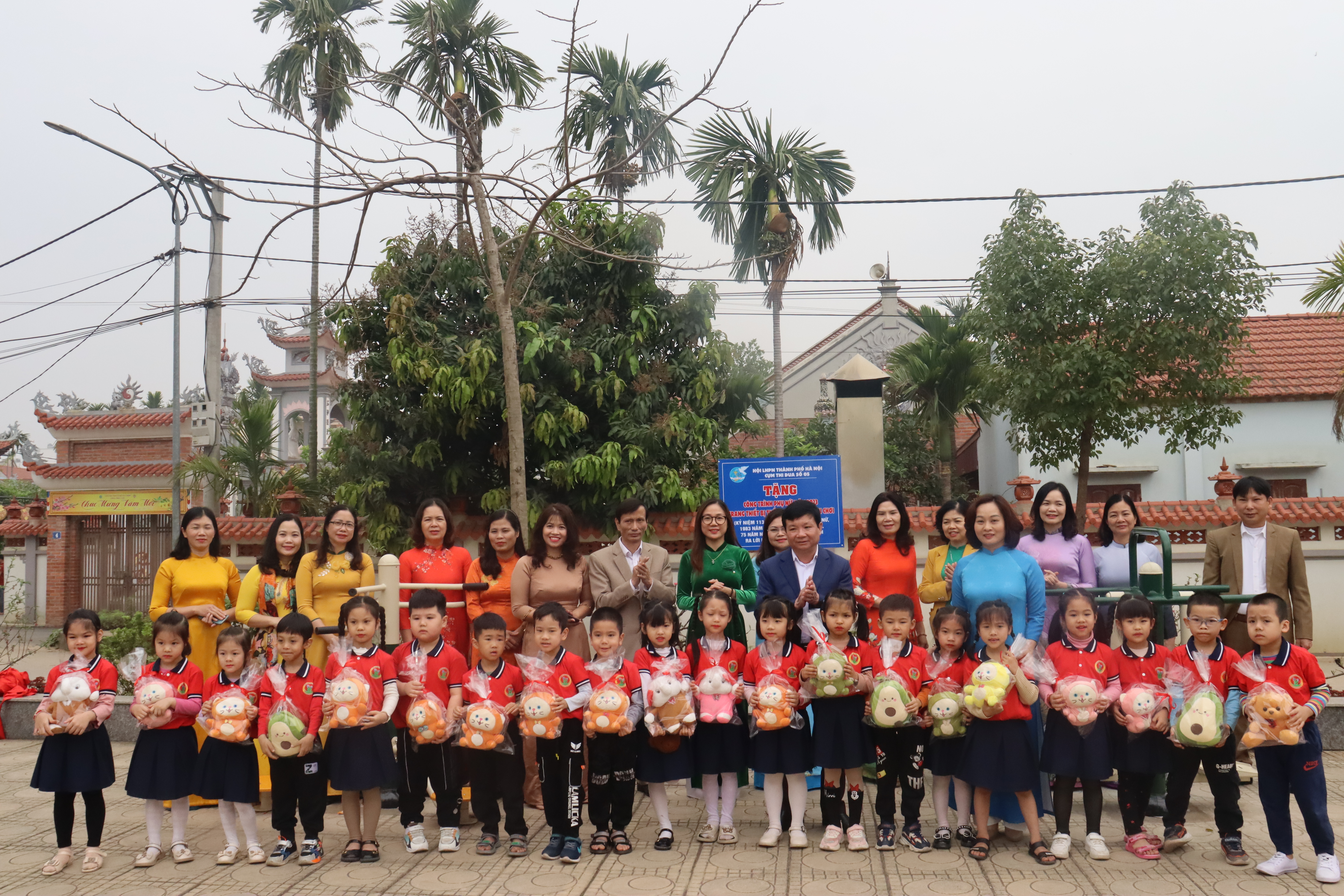 Bàn giao công trình phụ nữ và ký kết giao ước thực hiện kế hoạch thi đua năm 2023 - ảnh 1