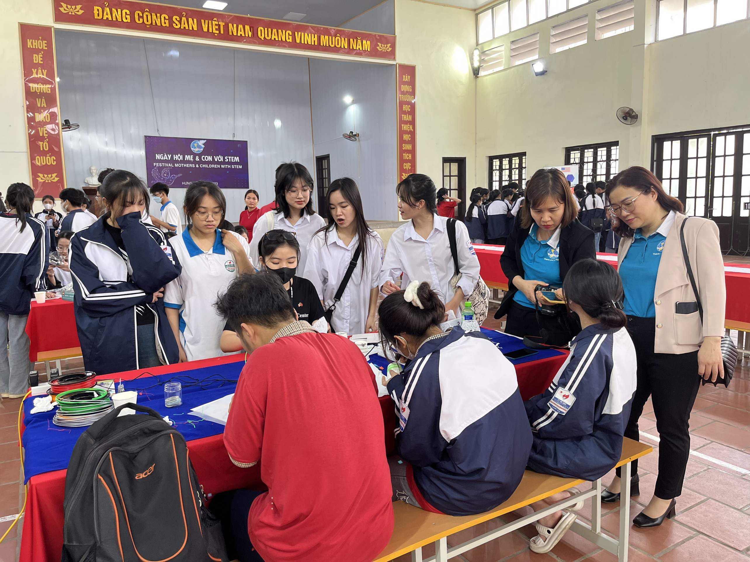 Sôi nổi các hoạt động tại ngày hội “Mẹ và con với STEM“ - ảnh 10