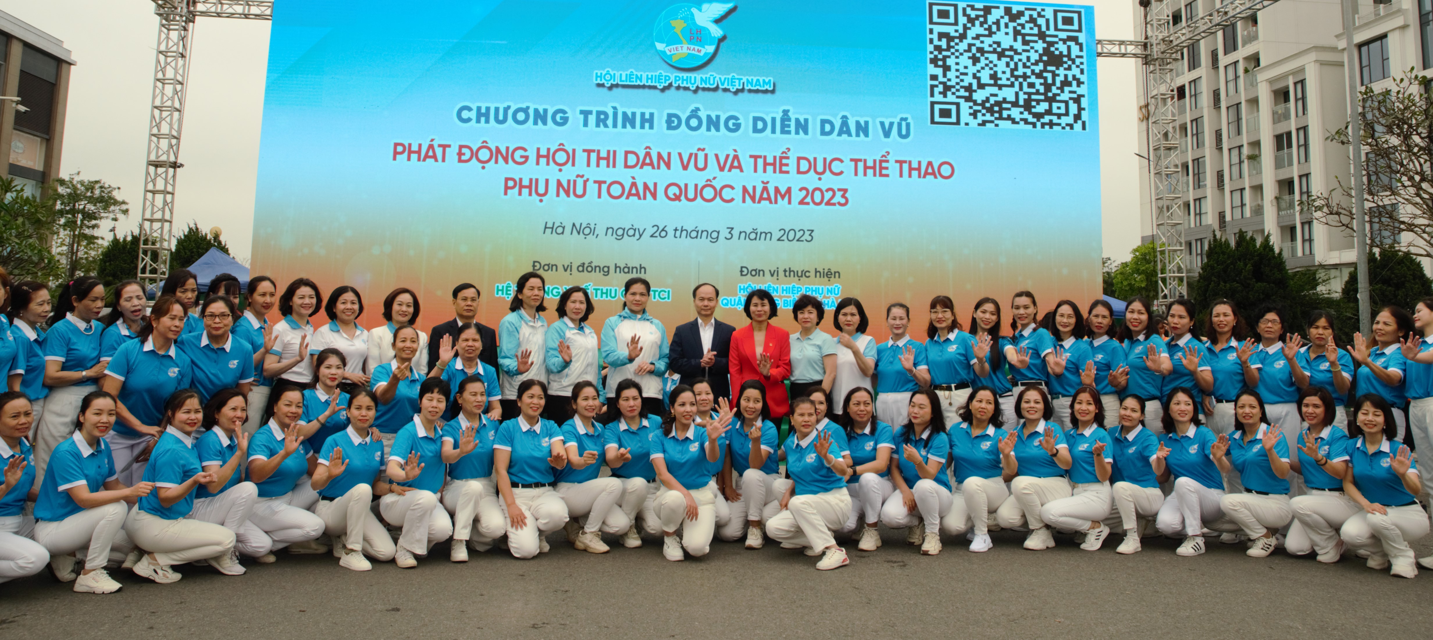Hơn 1.000 phụ nữ tham gia đồng diễn dân vũ tại Hà Nội - ảnh 1