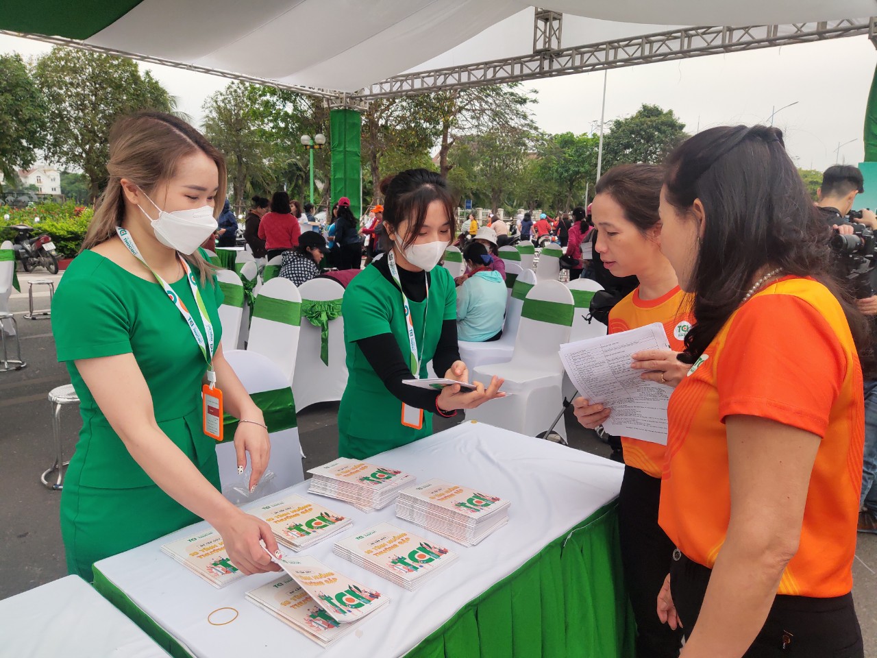 Hơn 1.000 phụ nữ tham gia đồng diễn dân vũ tại Hà Nội - ảnh 10