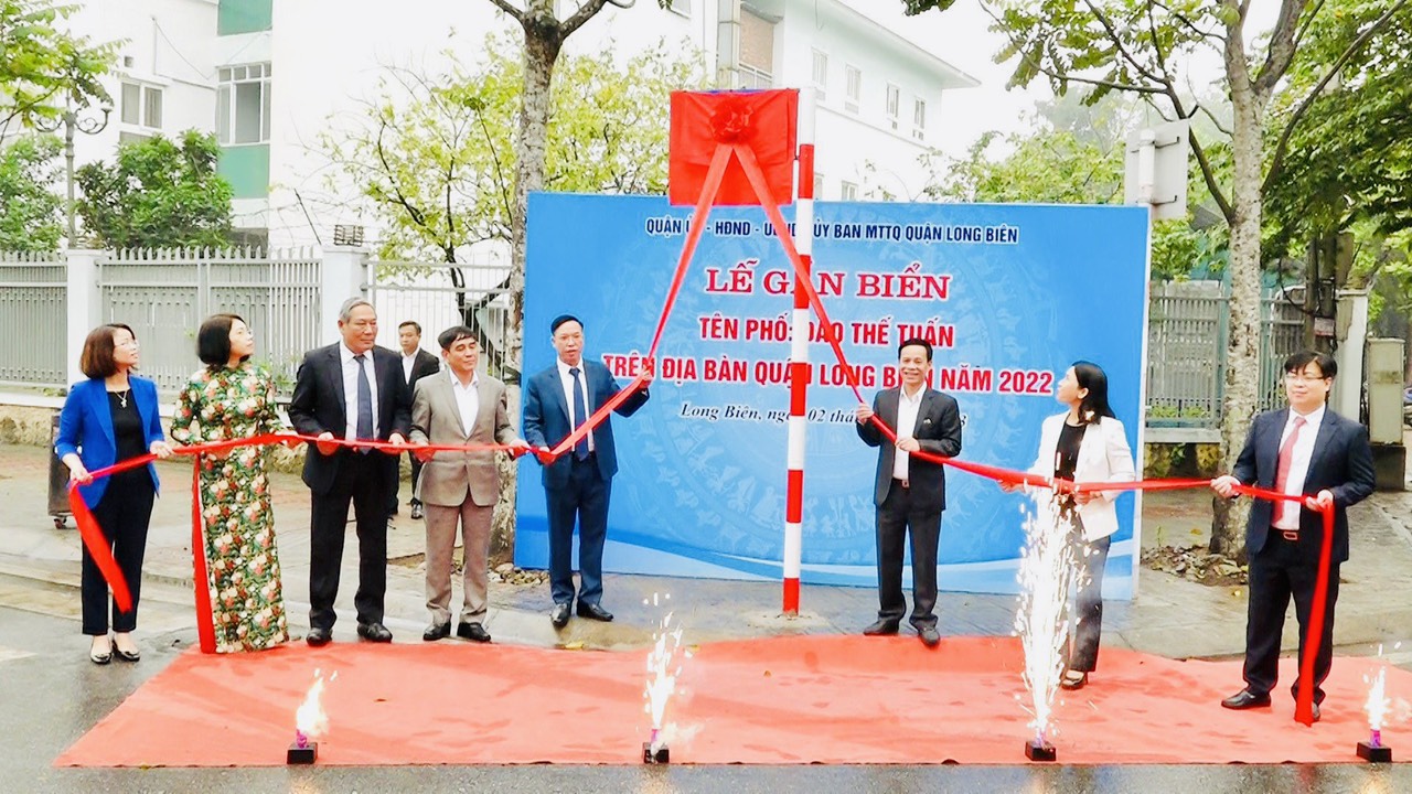 Gắn biển tên 5 tuyến phố mới trên địa bàn quận - ảnh 1