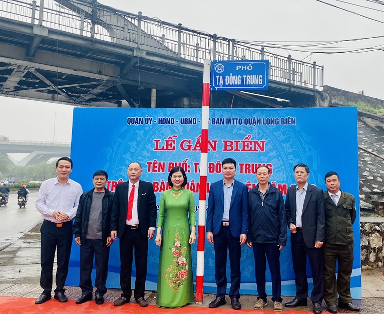 Gắn biển tên 5 tuyến phố mới trên địa bàn quận - ảnh 2
