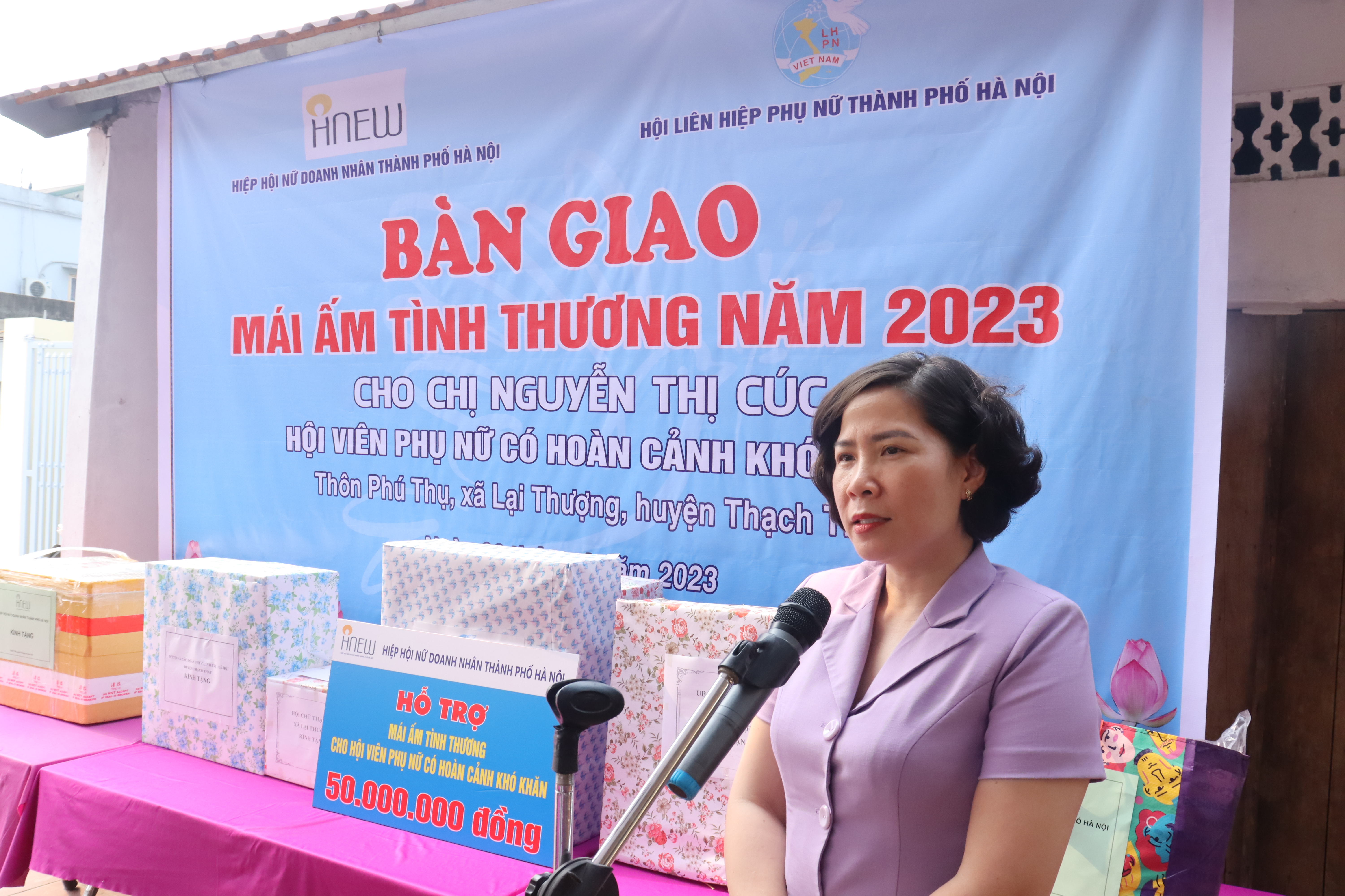 Bàn giao “Mái ấm tình thương” cho phụ nữ có hoàn cảnh khó khăn huyện Thạch Thất - ảnh 2