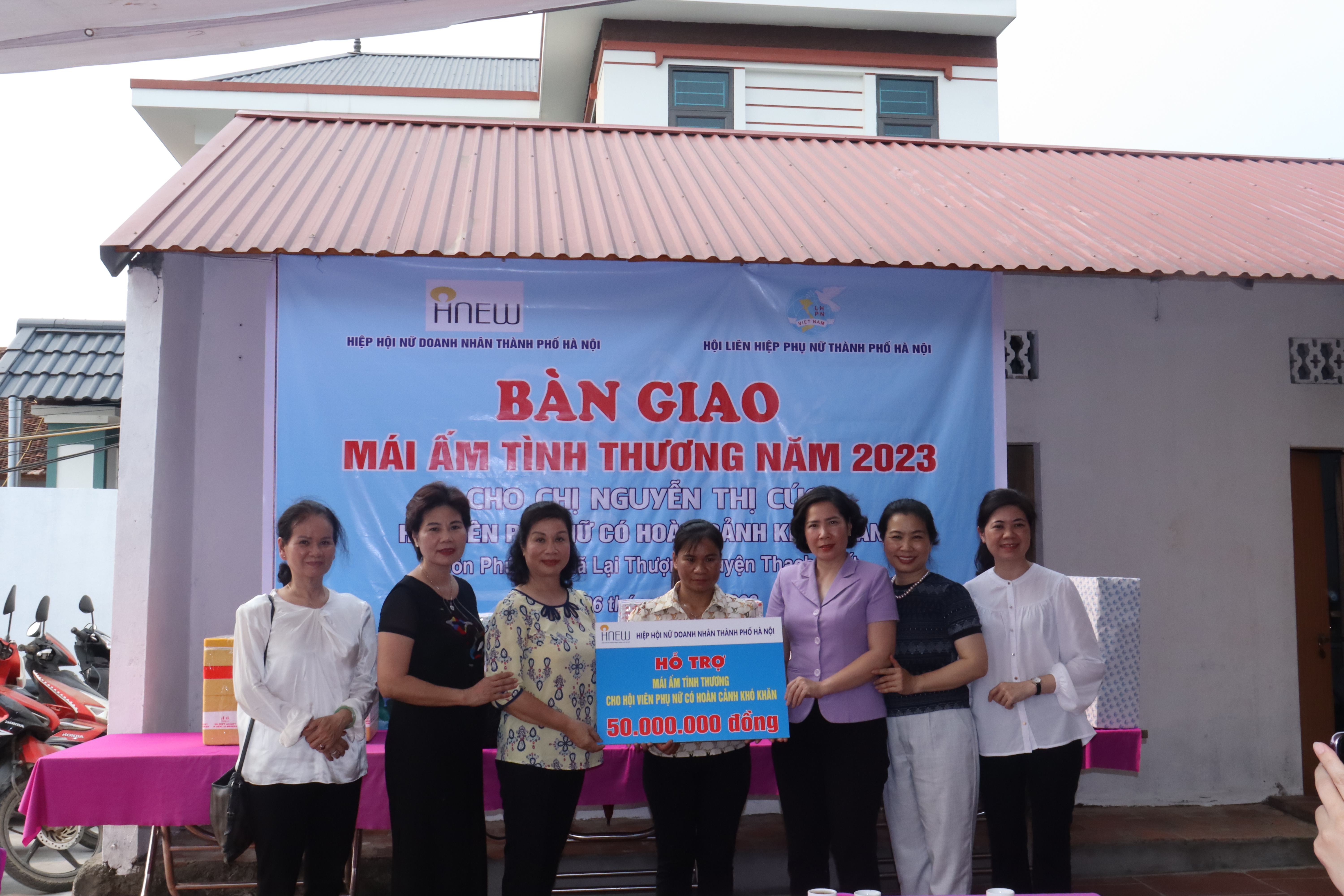 Bàn giao “Mái ấm tình thương” cho phụ nữ có hoàn cảnh khó khăn huyện Thạch Thất - ảnh 5