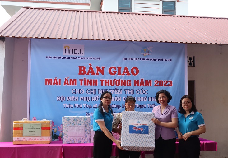 Bàn giao “Mái ấm tình thương” cho phụ nữ có hoàn cảnh khó khăn huyện Thạch Thất - ảnh 6