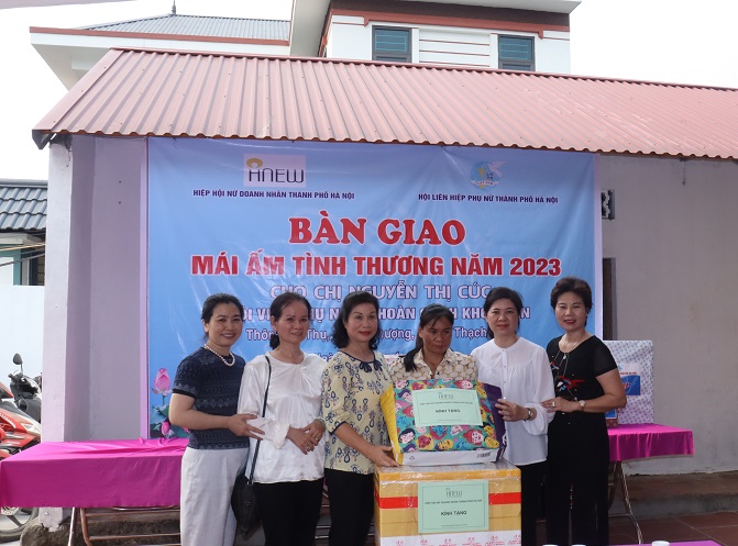 Bàn giao “Mái ấm tình thương” cho phụ nữ có hoàn cảnh khó khăn huyện Thạch Thất - ảnh 7