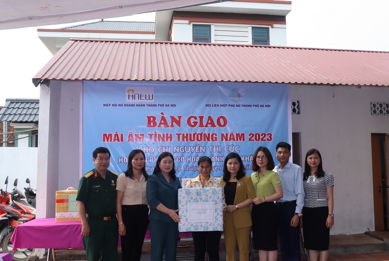 Bàn giao “Mái ấm tình thương” cho phụ nữ có hoàn cảnh khó khăn huyện Thạch Thất - ảnh 8