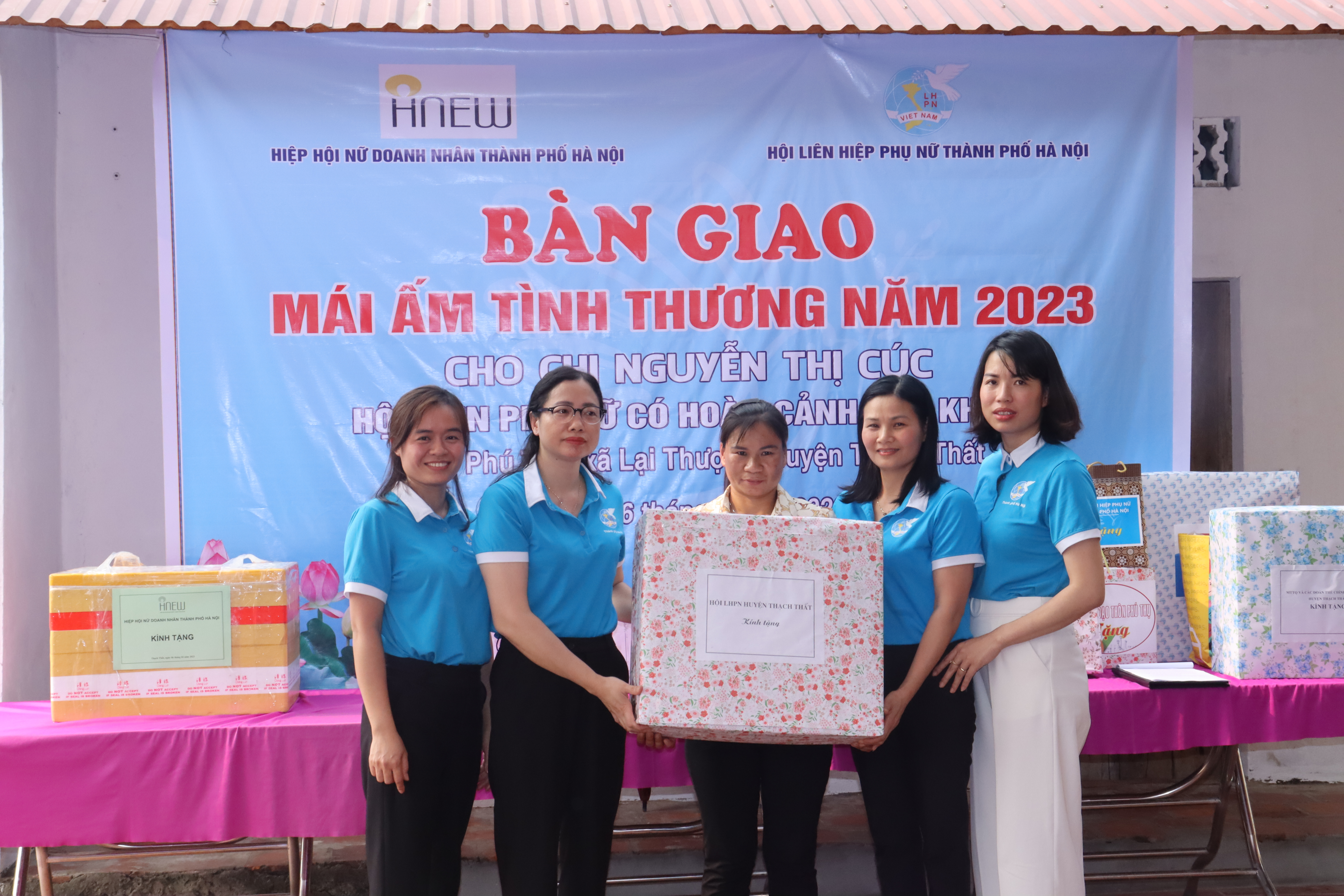 Bàn giao “Mái ấm tình thương” cho phụ nữ có hoàn cảnh khó khăn huyện Thạch Thất - ảnh 9