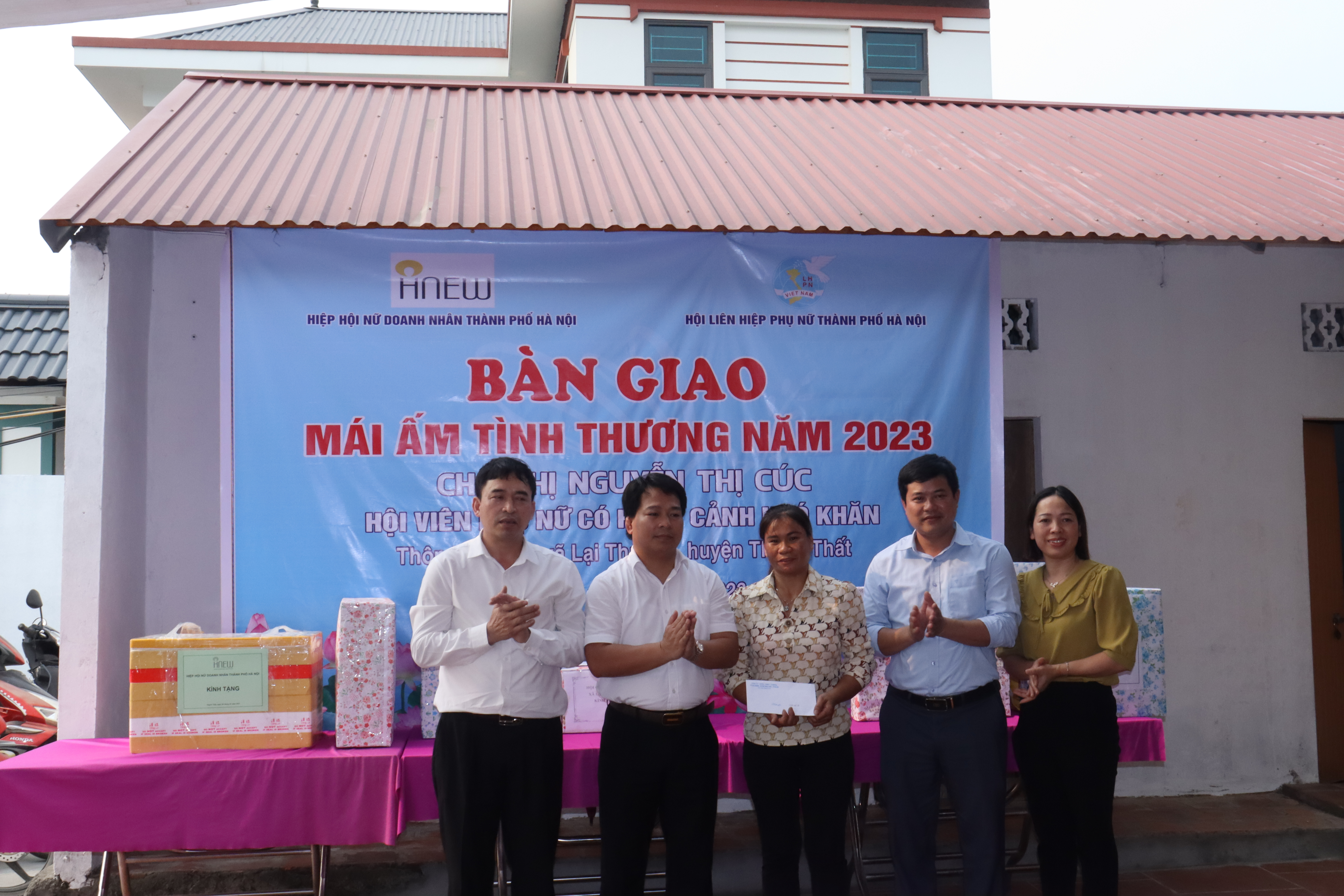 Bàn giao “Mái ấm tình thương” cho phụ nữ có hoàn cảnh khó khăn huyện Thạch Thất - ảnh 10