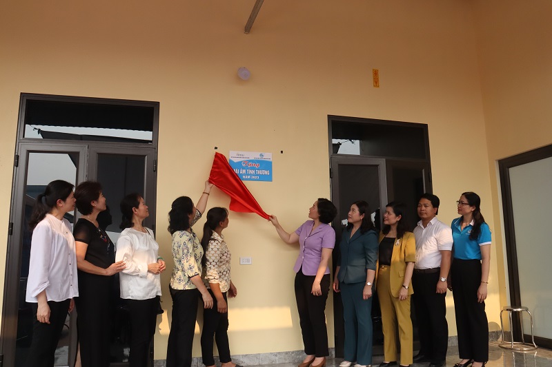 Bàn giao “Mái ấm tình thương” cho phụ nữ có hoàn cảnh khó khăn huyện Thạch Thất - ảnh 1