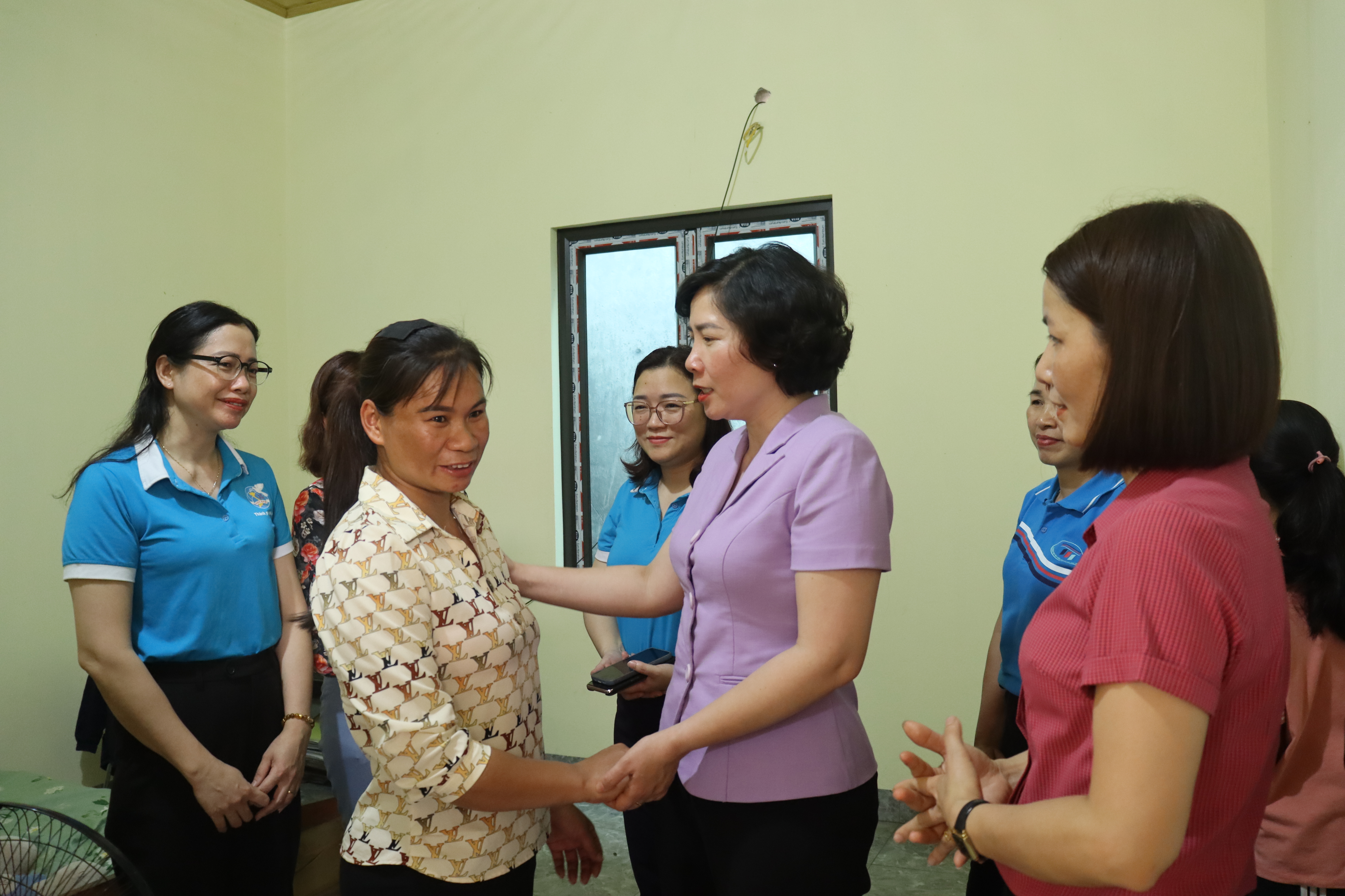 Bàn giao “Mái ấm tình thương” cho phụ nữ có hoàn cảnh khó khăn huyện Thạch Thất - ảnh 15