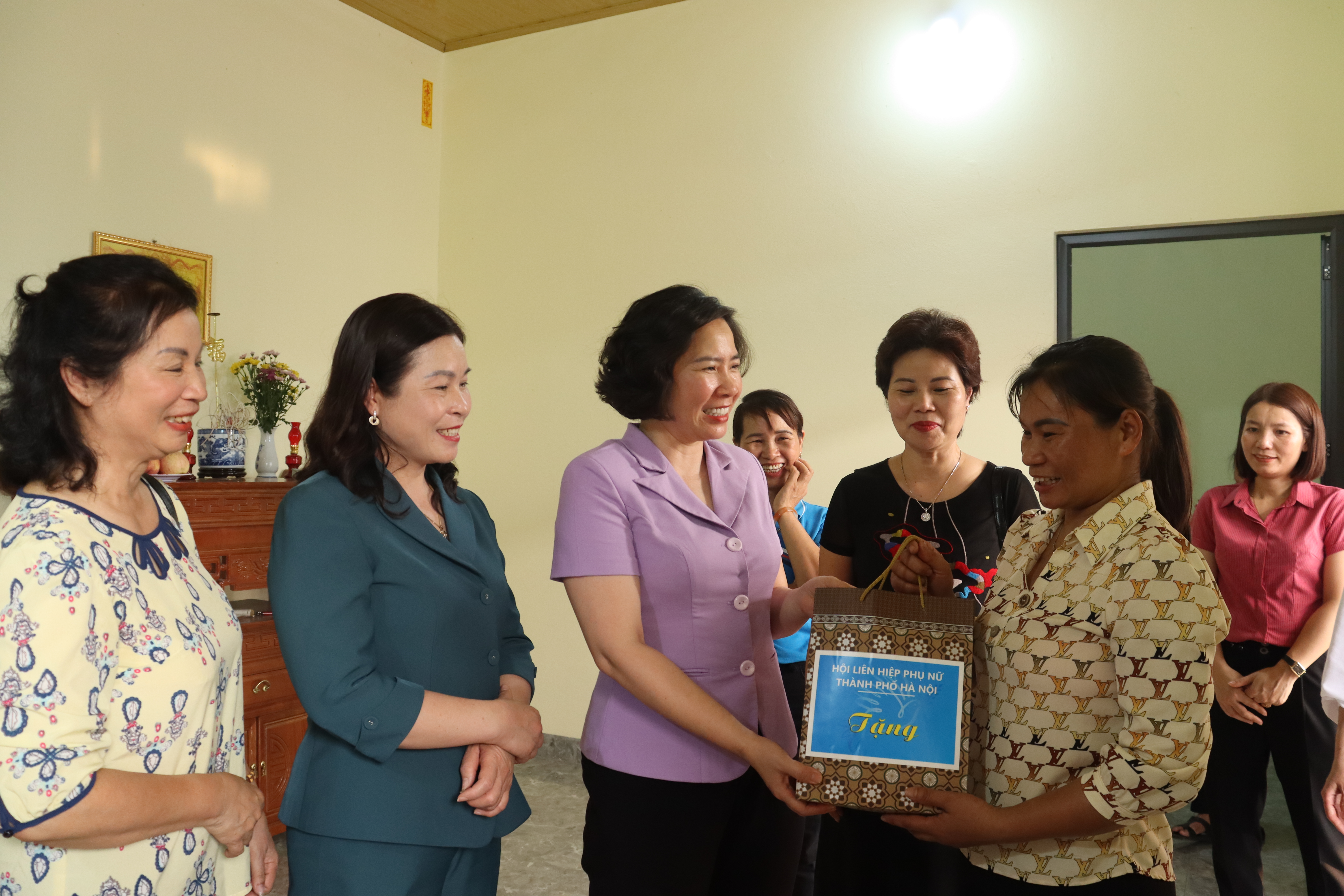Bàn giao “Mái ấm tình thương” cho phụ nữ có hoàn cảnh khó khăn huyện Thạch Thất - ảnh 14