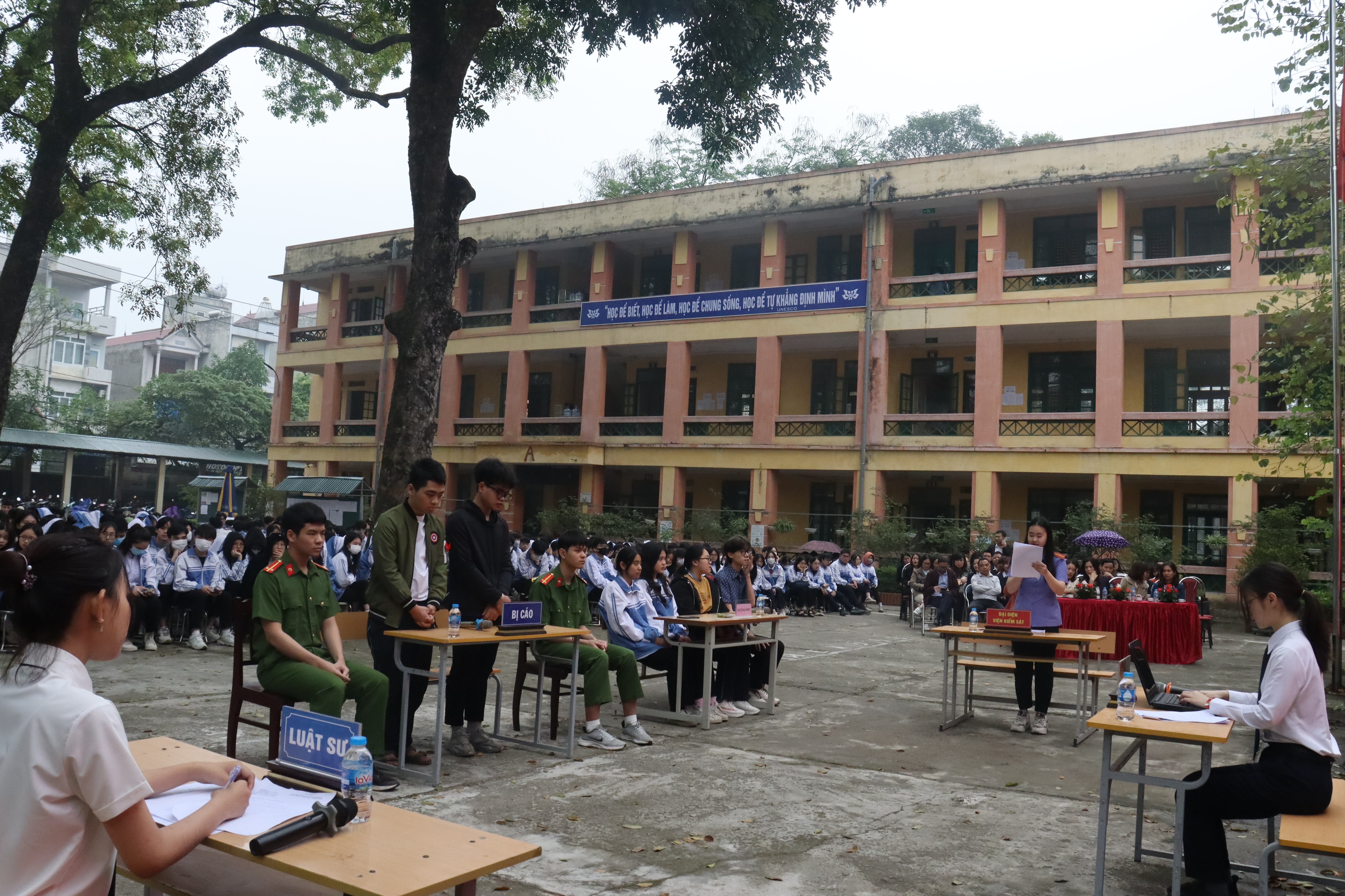 Tổ chức phiên tòa giả định tuyên truyền pháp luật cho học sinh - ảnh 3