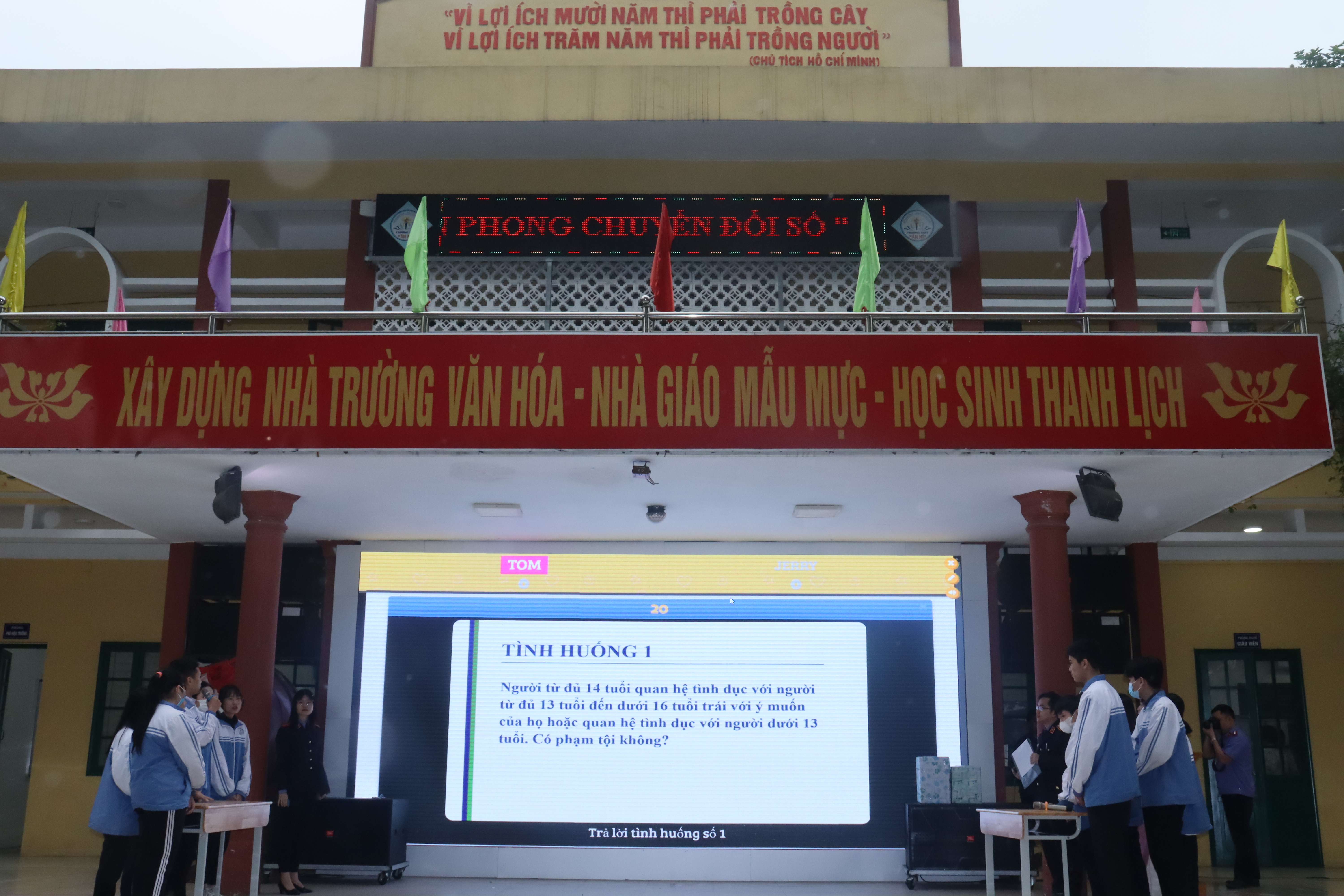 Tổ chức phiên tòa giả định tuyên truyền pháp luật cho học sinh - ảnh 5