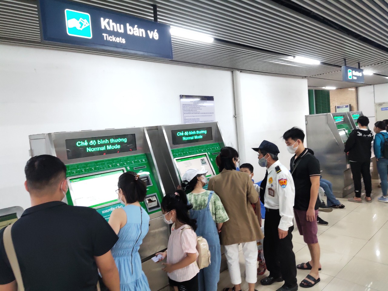 Hà Nội: Tàu điện trên cao Cát Linh - Hà Đông thu hút nhiều du khách dịp nghỉ lễ 30/4-1/5 - ảnh 1