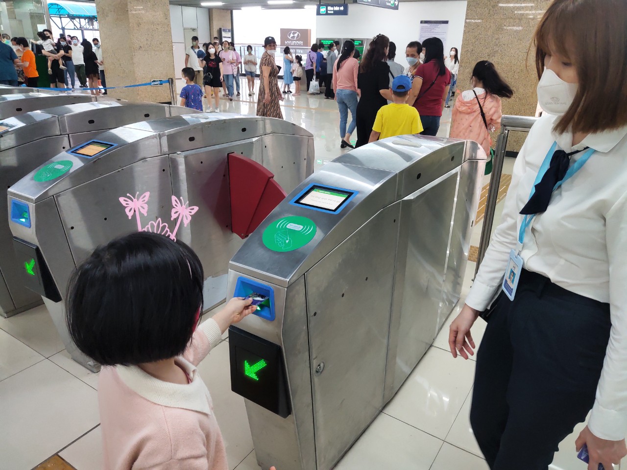 Hà Nội: Tàu điện trên cao Cát Linh - Hà Đông thu hút nhiều du khách dịp nghỉ lễ 30/4-1/5 - ảnh 5