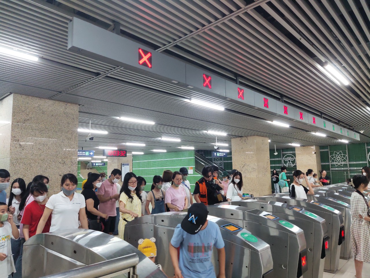 Hà Nội: Tàu điện trên cao Cát Linh - Hà Đông thu hút nhiều du khách dịp nghỉ lễ 30/4-1/5 - ảnh 6