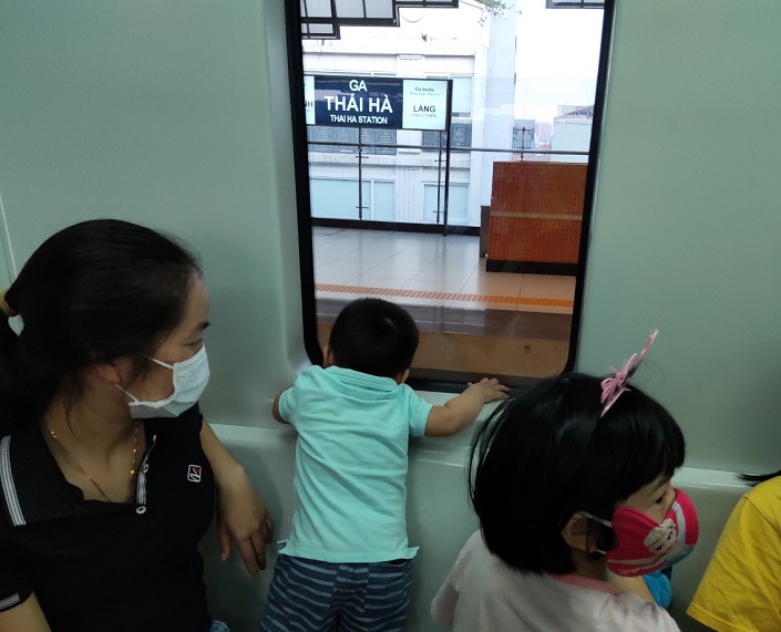 Hà Nội: Tàu điện trên cao Cát Linh - Hà Đông thu hút nhiều du khách dịp nghỉ lễ 30/4-1/5 - ảnh 7