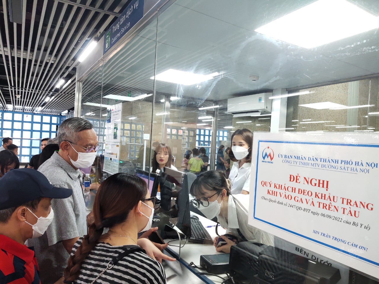 Hà Nội: Tàu điện trên cao Cát Linh - Hà Đông thu hút nhiều du khách dịp nghỉ lễ 30/4-1/5 - ảnh 2