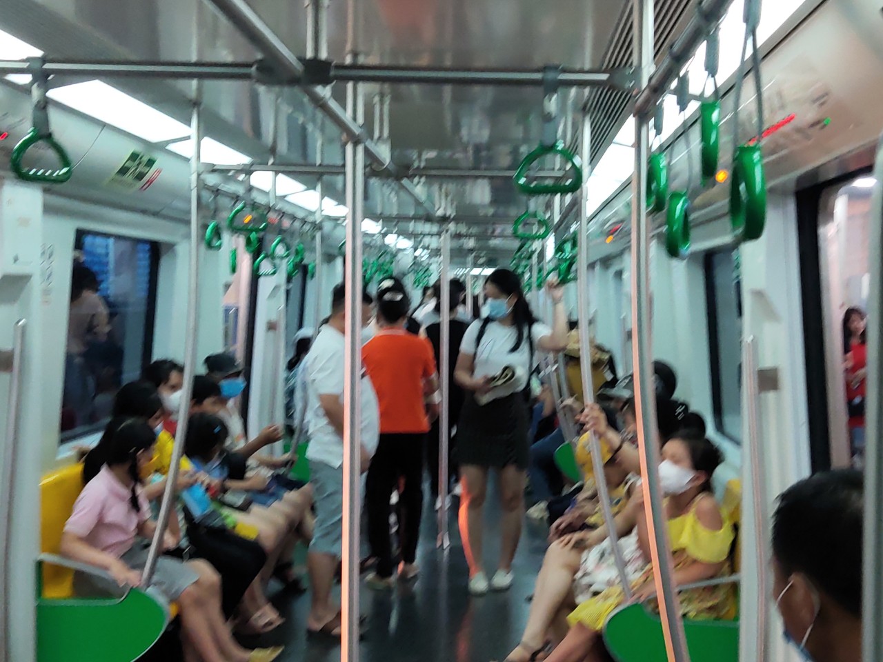 Hà Nội: Tàu điện trên cao Cát Linh - Hà Đông thu hút nhiều du khách dịp nghỉ lễ 30/4-1/5 - ảnh 9