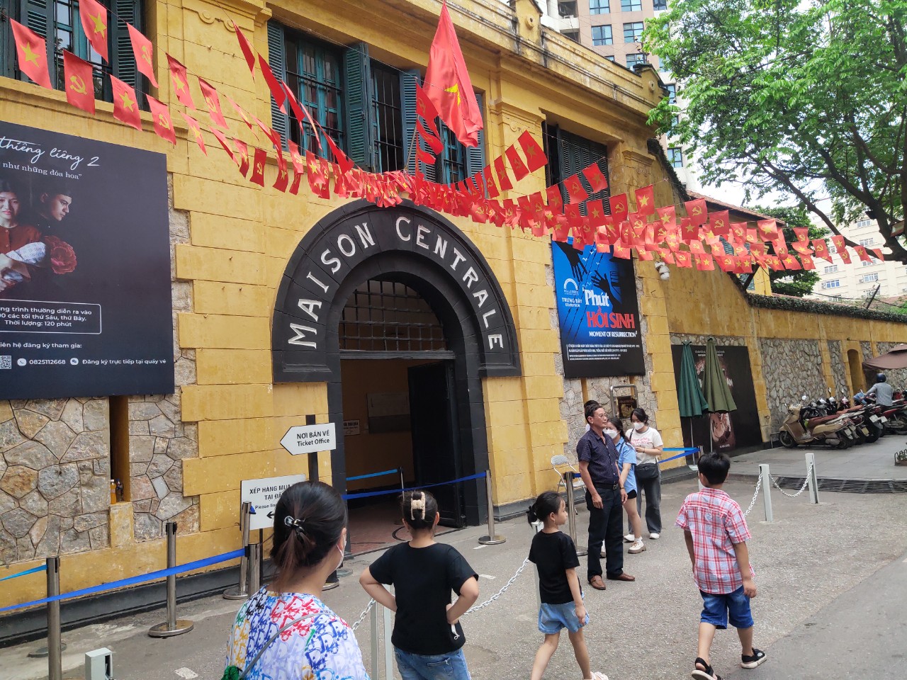 Hà Nội: Di tích Nhà tù Hỏa Lò thu hút khách tham quan, trải nghiệm đầy cảm xúc - ảnh 17