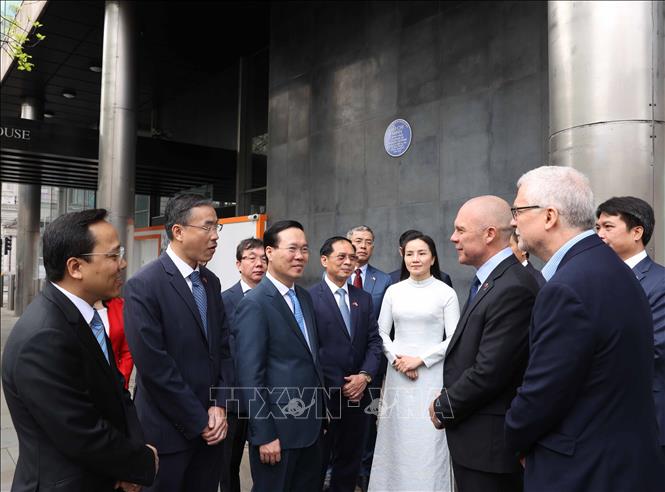 Chủ tịch nước Võ Văn Thưởng đặt hoa tại Biển tưởng niệm Bác Hồ tại London - ảnh 2