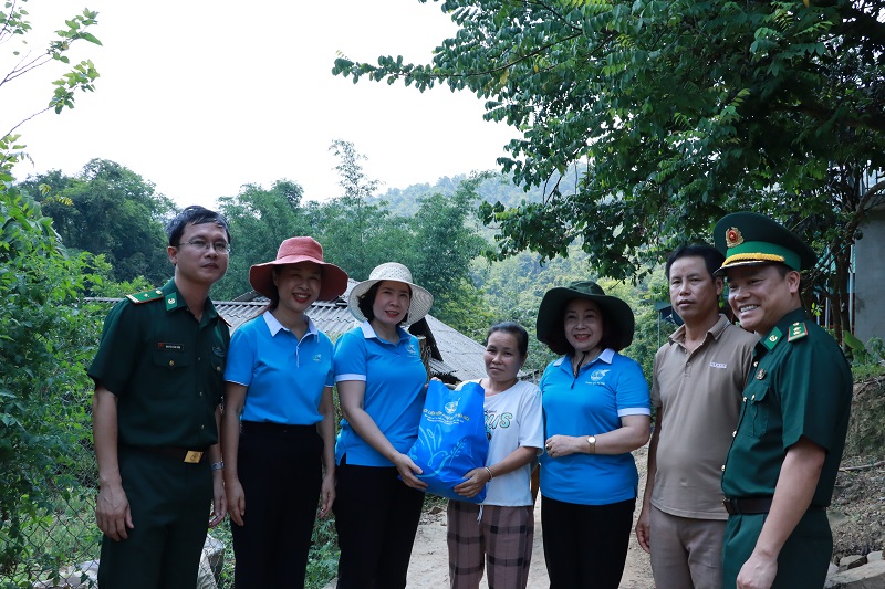 Vượt hàng trăm cây số đến với phụ nữ biên cương tỉnh Nghệ An - ảnh 1