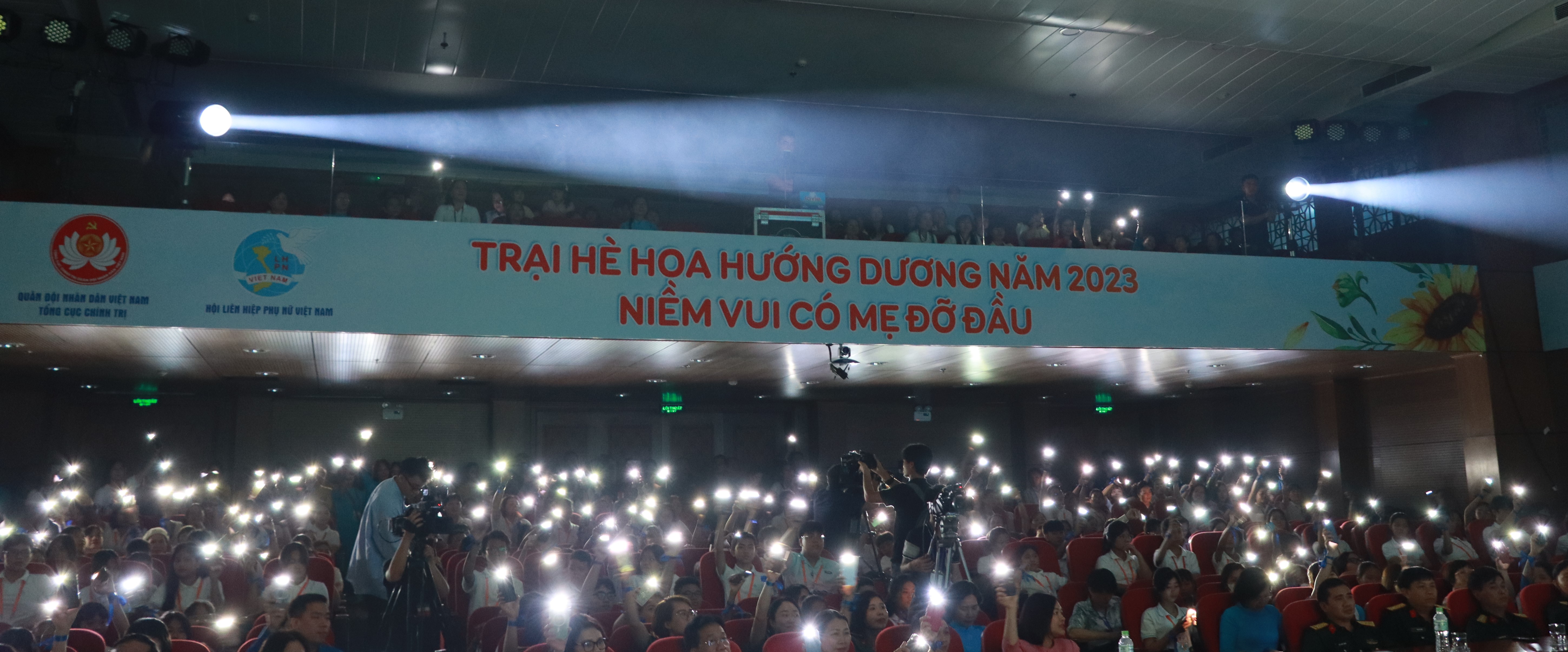 Chương trình “Mẹ đỡ đầu” tiếp tục kết nối những tấm lòng nhân ái đến với trẻ em mồ côi - ảnh 10