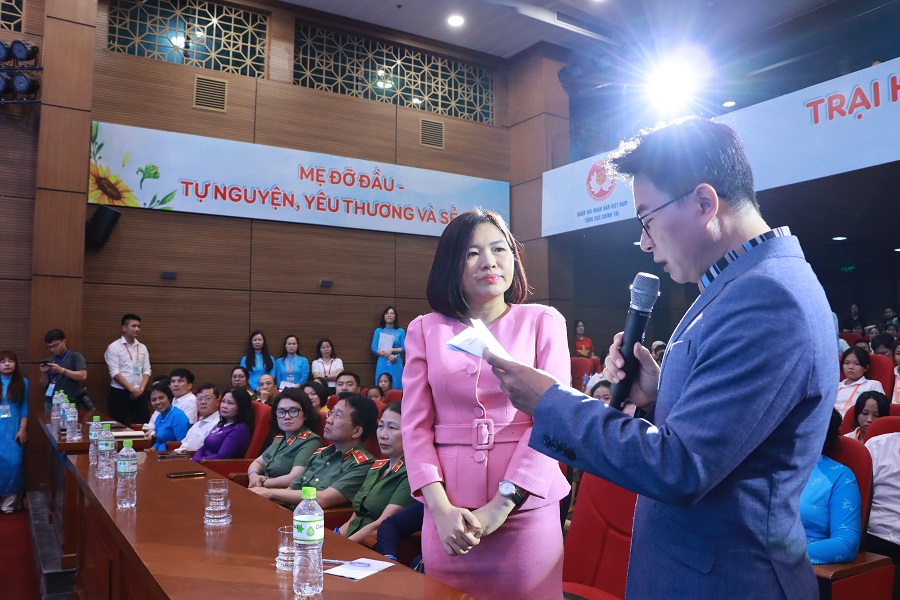 Chương trình “Mẹ đỡ đầu” tiếp tục kết nối những tấm lòng nhân ái đến với trẻ em mồ côi - ảnh 4