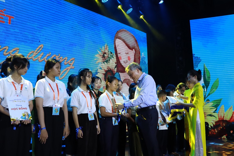 Chương trình “Mẹ đỡ đầu” tiếp tục kết nối những tấm lòng nhân ái đến với trẻ em mồ côi - ảnh 5