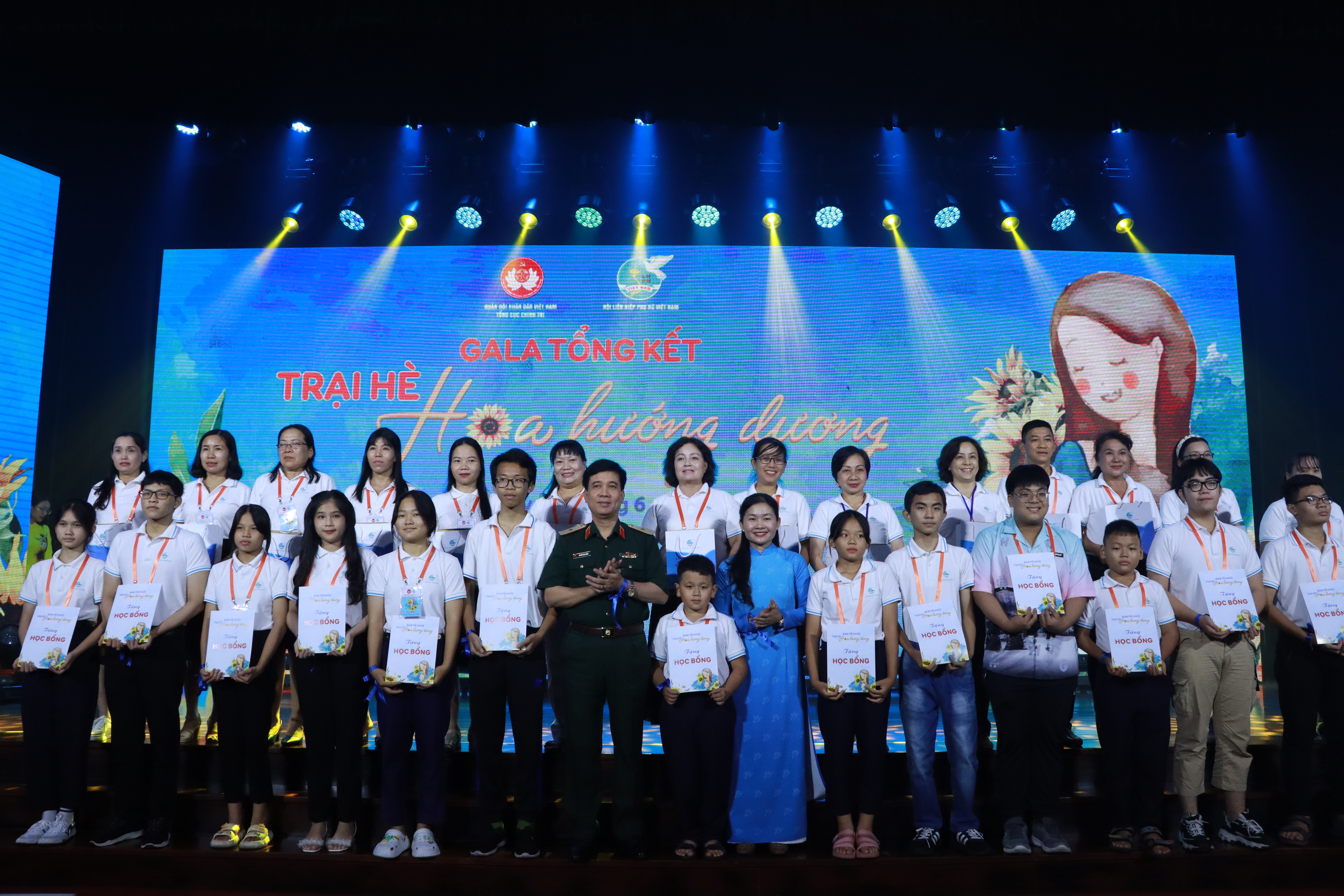 Chương trình “Mẹ đỡ đầu” tiếp tục kết nối những tấm lòng nhân ái đến với trẻ em mồ côi - ảnh 7