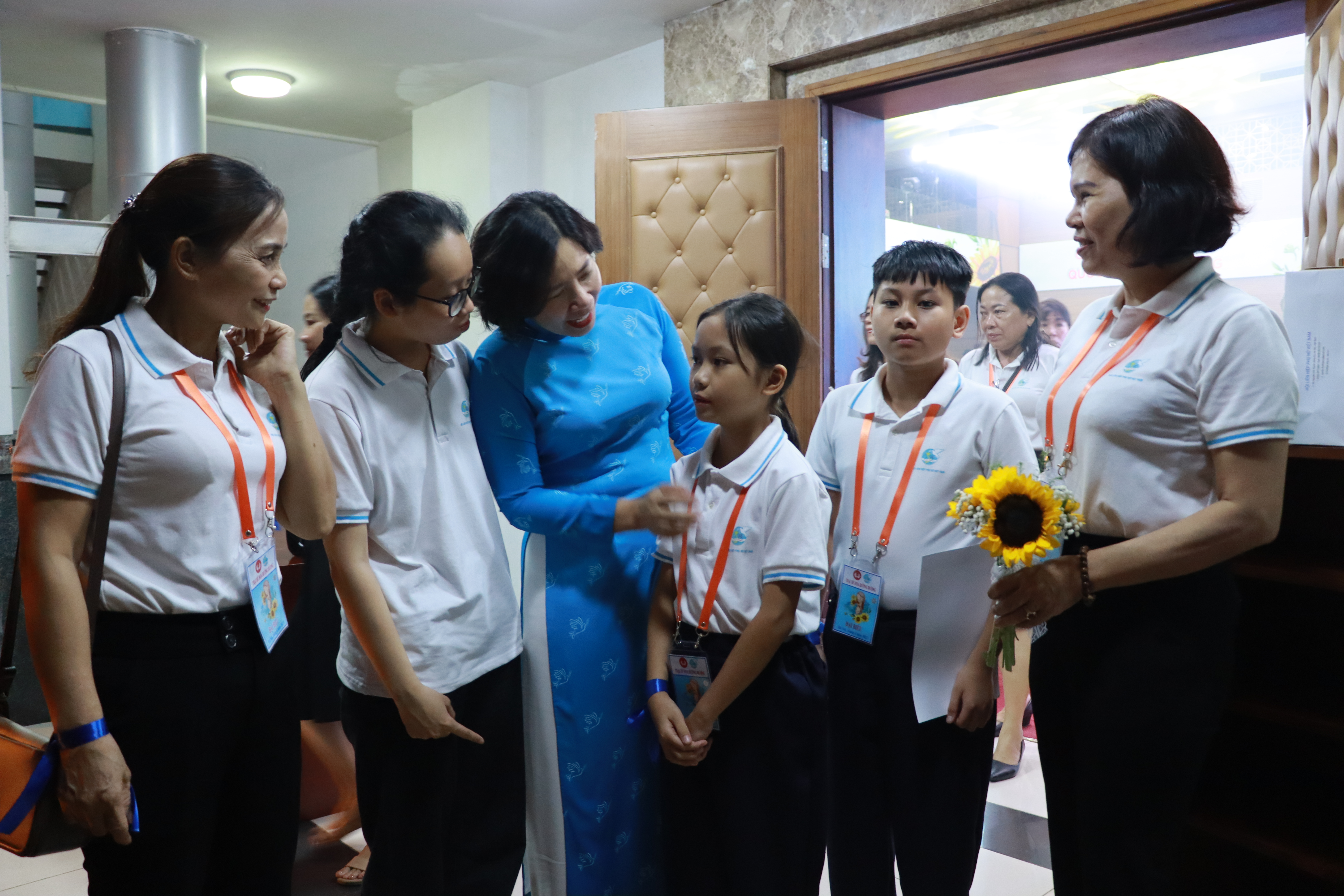 Chương trình “Mẹ đỡ đầu” tiếp tục kết nối những tấm lòng nhân ái đến với trẻ em mồ côi - ảnh 11