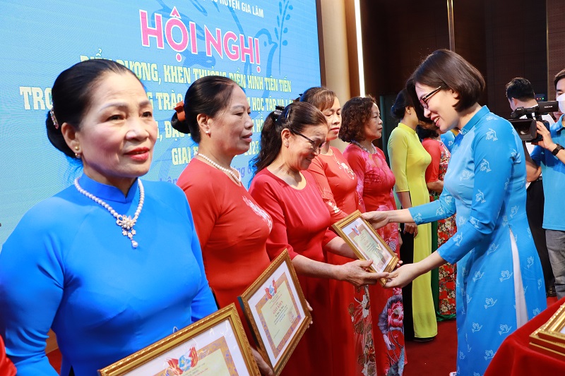 Hội LHPN huyện Gia Lâm: Giao lưu, biểu dương điển hình tiên tiến học tập và làm theo tư tưởng, đạo đức, phong cách  Hồ Chí Minh - ảnh 4