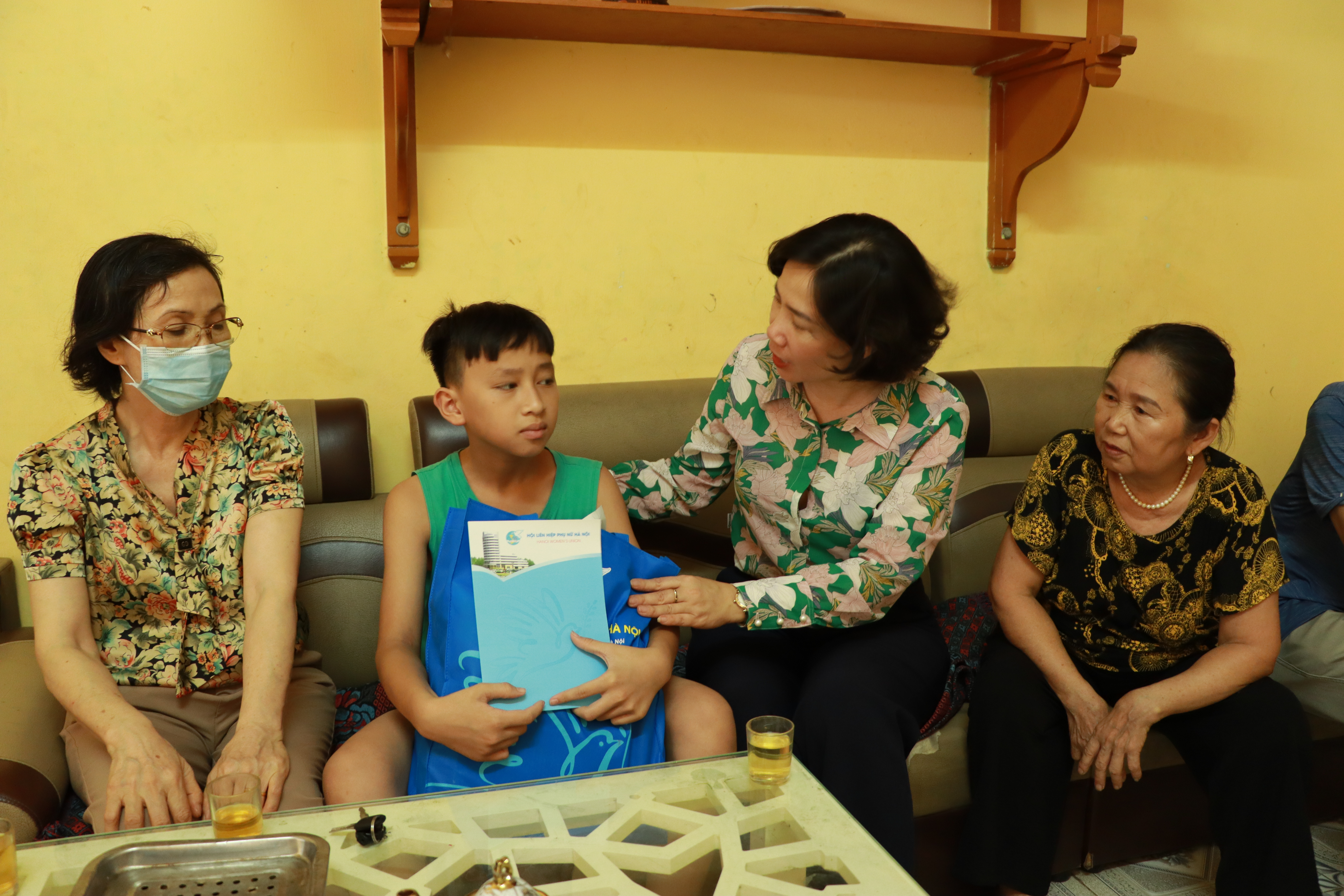 Hội LHPN Hà Nội: Thăm tặng quà trẻ mồ côi tại huyện Thanh Oai và Hà Đông - ảnh 5