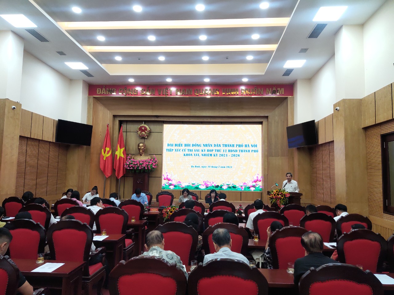 Đại biểu Hội đồng nhân dân thành phố Hà Nội tiếp xúc cử tri sau kỳ họp thứ 12 - ảnh 3