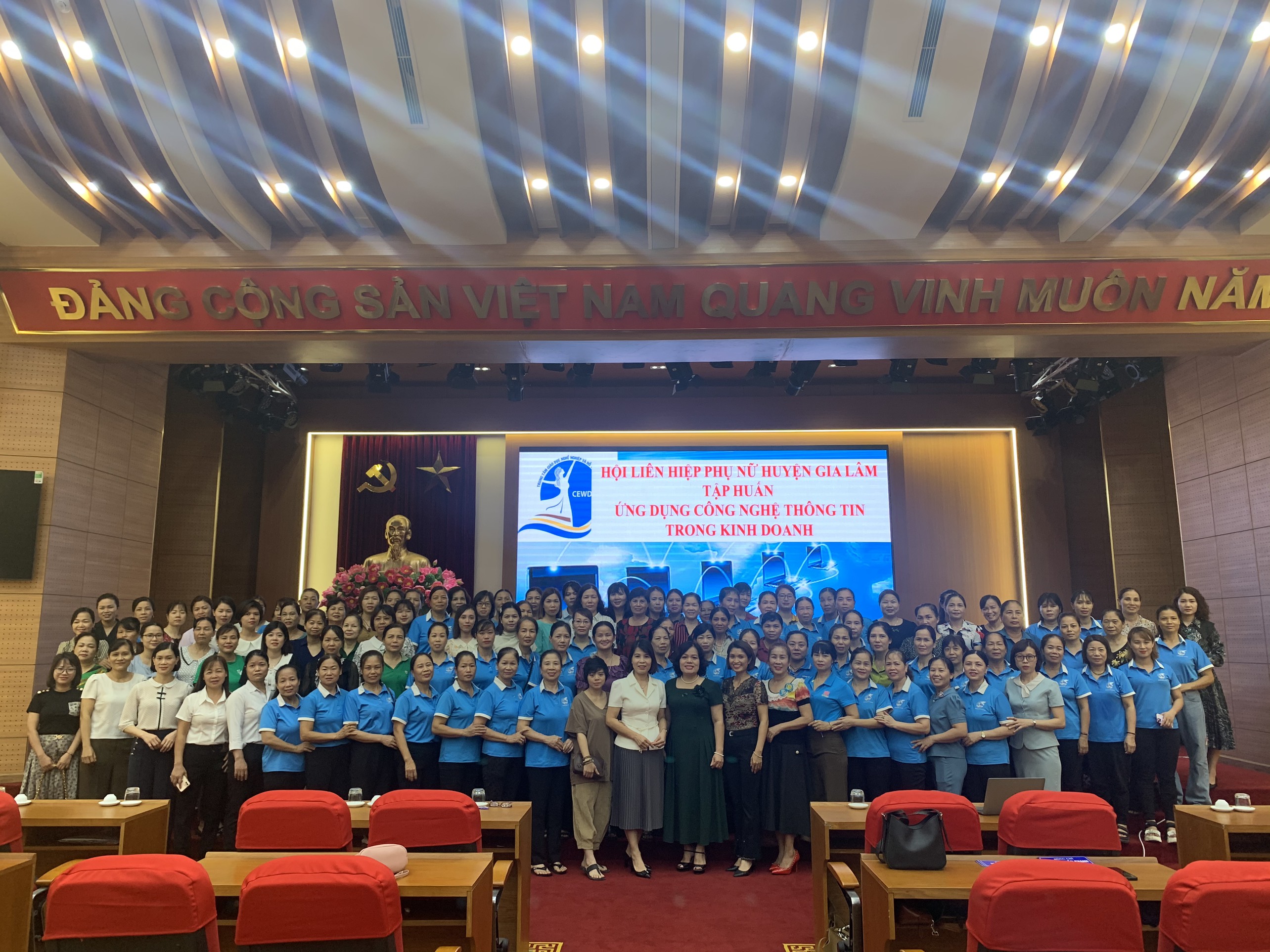 Gần 200 cán bộ hội viên phụ nữ tham gia tập huấn ứng dụng công nghệ thông tin trong kinh doanh - ảnh 2