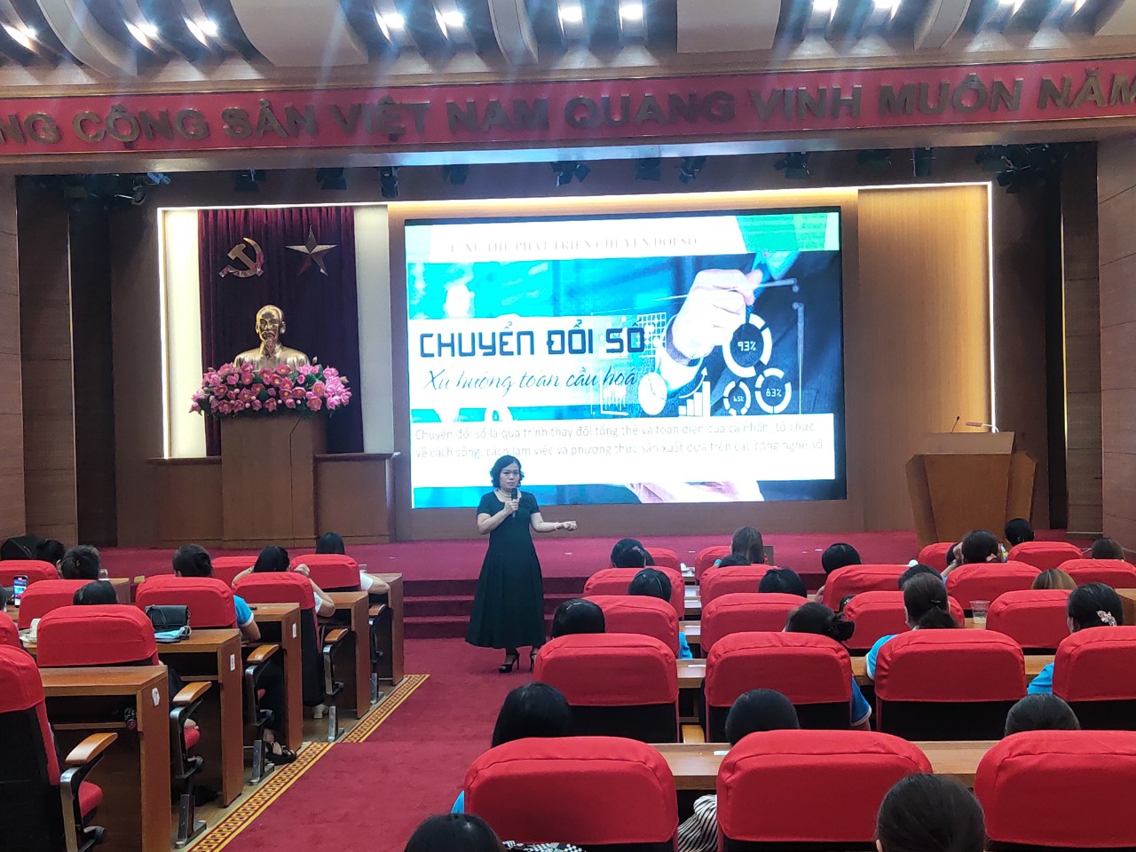 Gần 200 cán bộ hội viên phụ nữ tham gia tập huấn ứng dụng công nghệ thông tin trong kinh doanh - ảnh 1