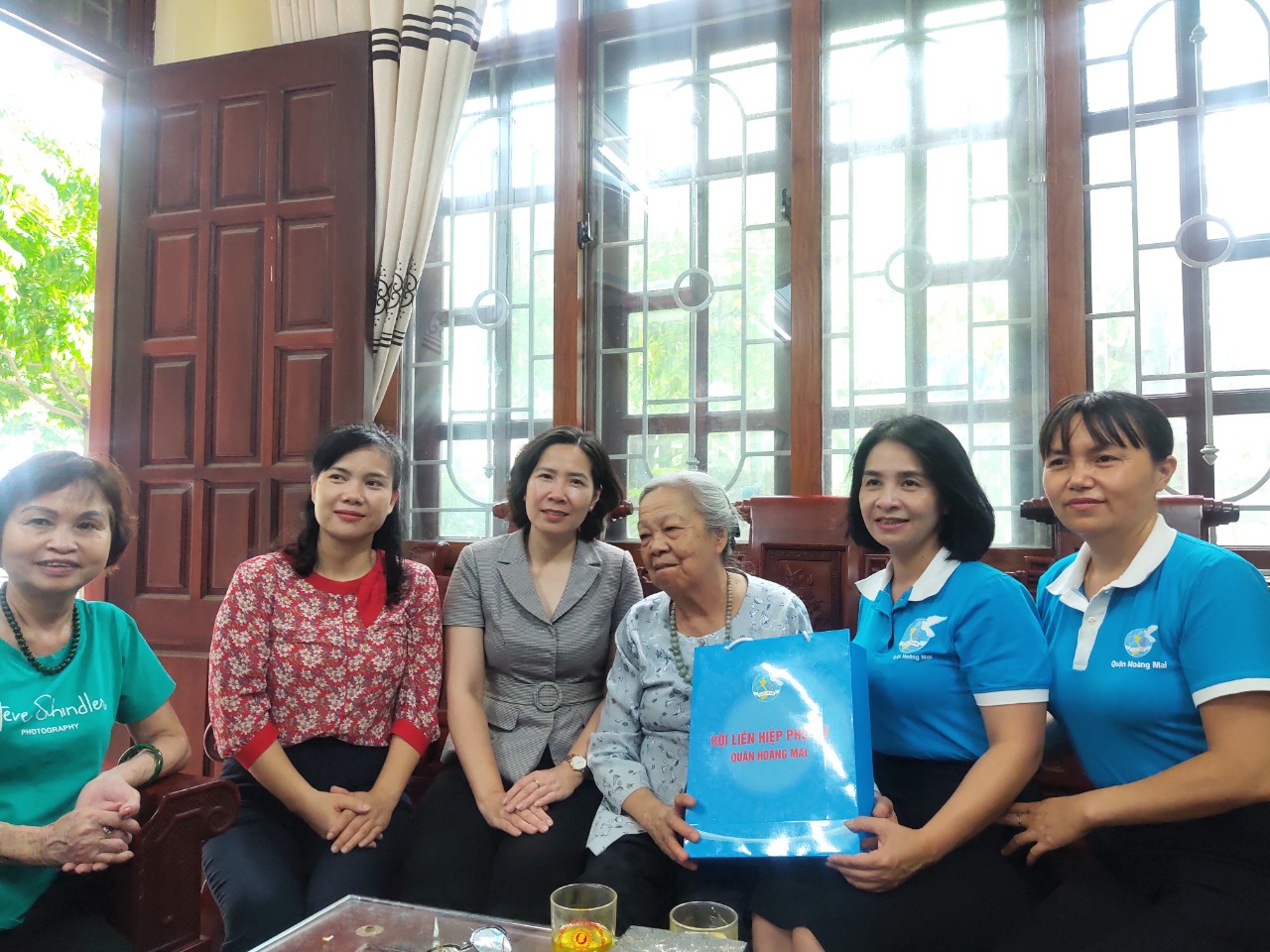 Đoàn công tác Hội LHPN Hà Nội thăm, tặng quà Mẹ Việt Nam Anh hùng, gia đình chính sách tại quận Hoàng Mai - ảnh 3
