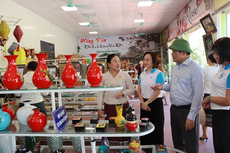 Đoàn đại biểu Hội LHPN Thủ đô Viêng Chăn thăm, học tập kinh nghiệm mô hình phát triển du lịch sinh thái làng nghề - ảnh 10