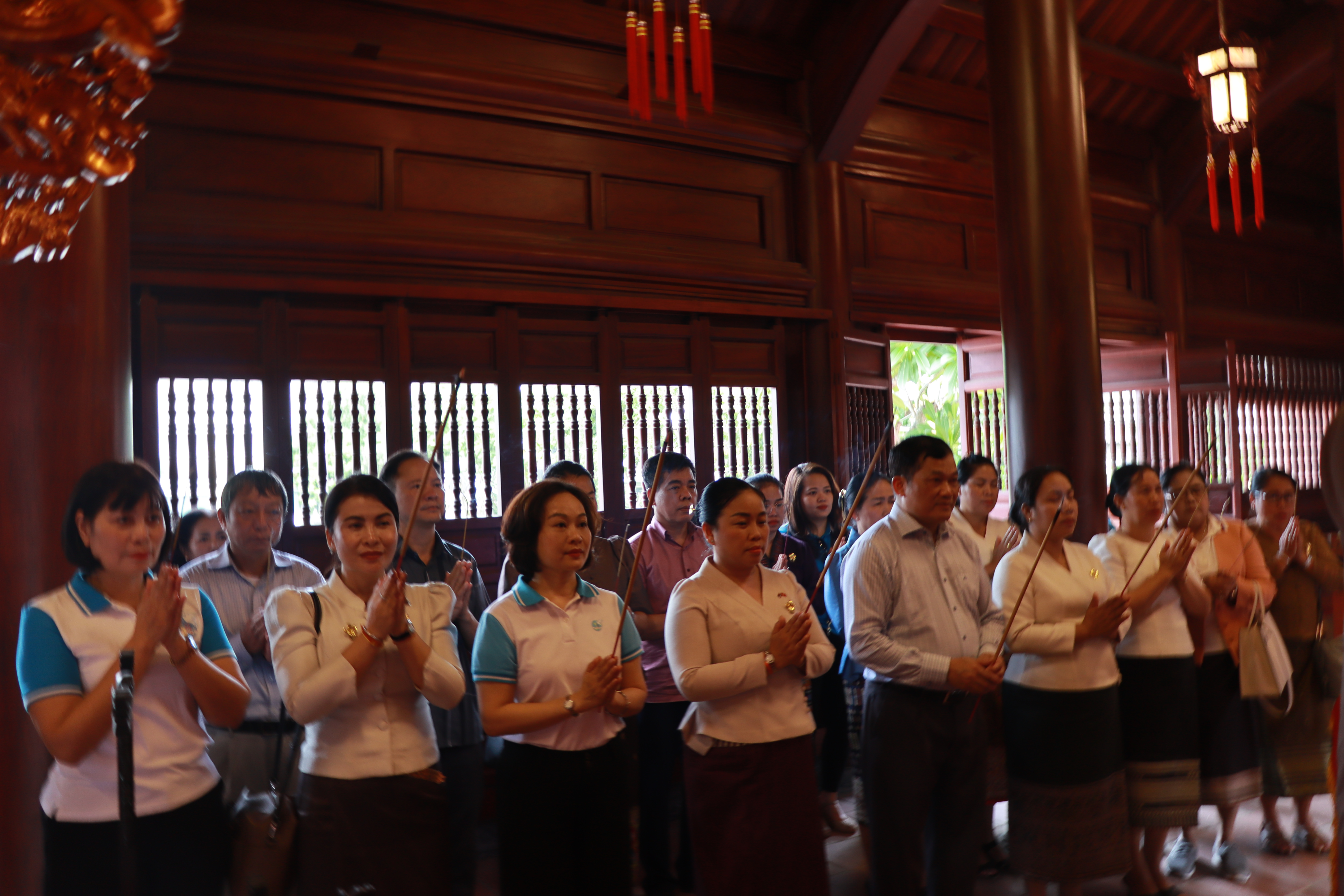 Đoàn đại biểu Hội LHPN Thủ đô Viêng Chăn thăm, học tập kinh nghiệm mô hình phát triển du lịch sinh thái làng nghề - ảnh 1