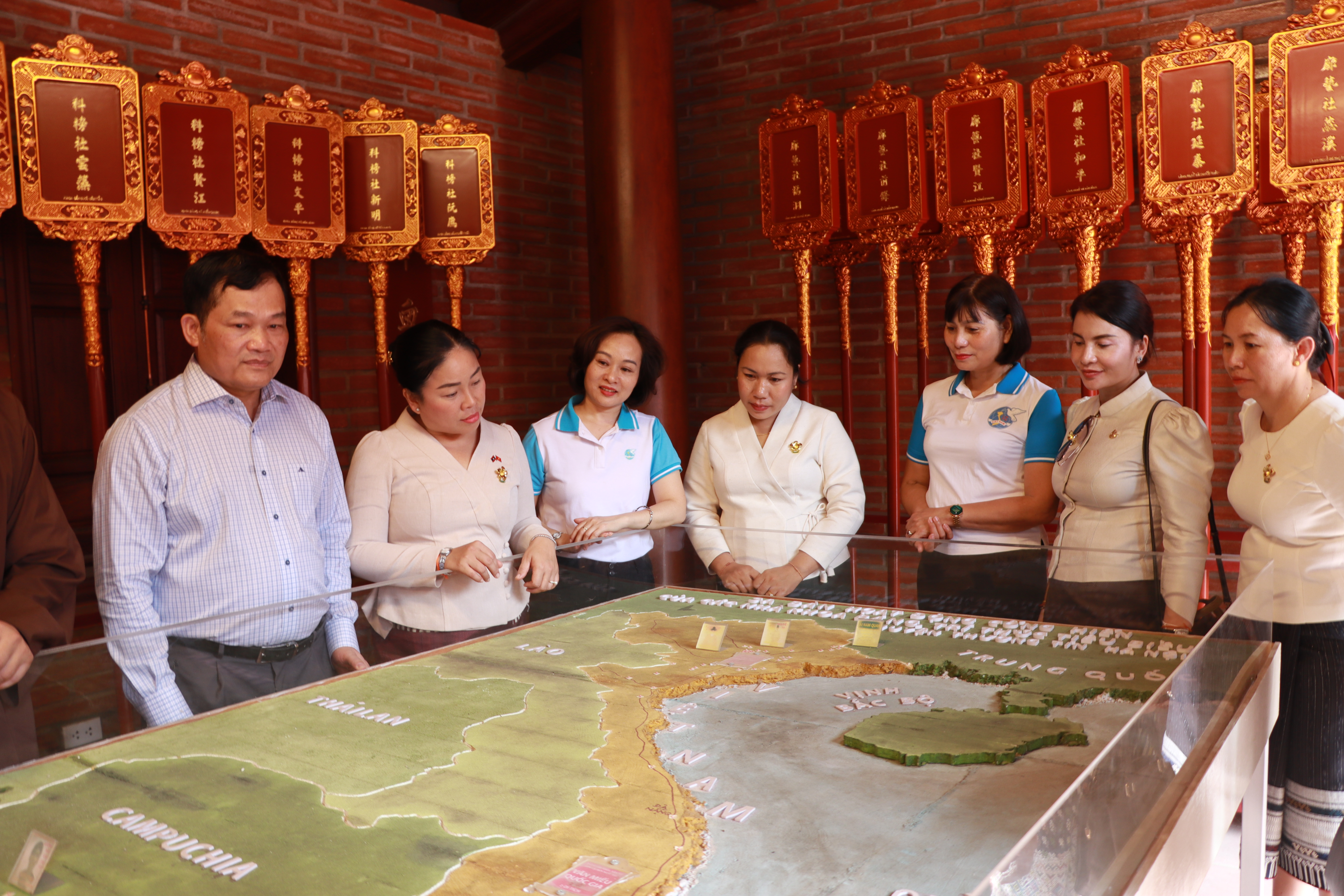 Đoàn đại biểu Hội LHPN Thủ đô Viêng Chăn thăm, học tập kinh nghiệm mô hình phát triển du lịch sinh thái làng nghề - ảnh 4