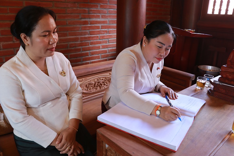 Đoàn đại biểu Hội LHPN Thủ đô Viêng Chăn thăm, học tập kinh nghiệm mô hình phát triển du lịch sinh thái làng nghề - ảnh 6