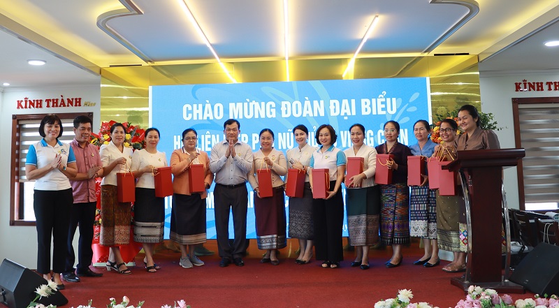 Đoàn đại biểu Hội LHPN Thủ đô Viêng Chăn thăm, học tập kinh nghiệm mô hình phát triển du lịch sinh thái làng nghề - ảnh 15