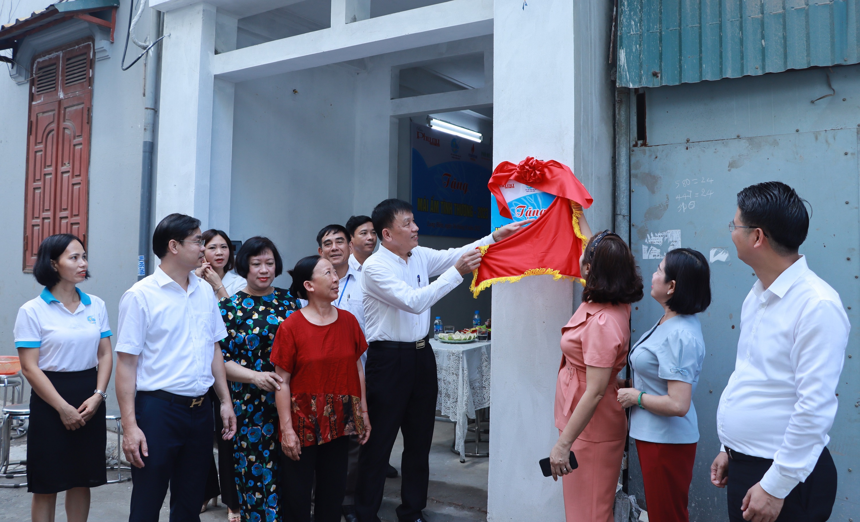 Bàn giao mái ấm tình thương cho phụ nữ khó khăn tại quận Long Biên - ảnh 5