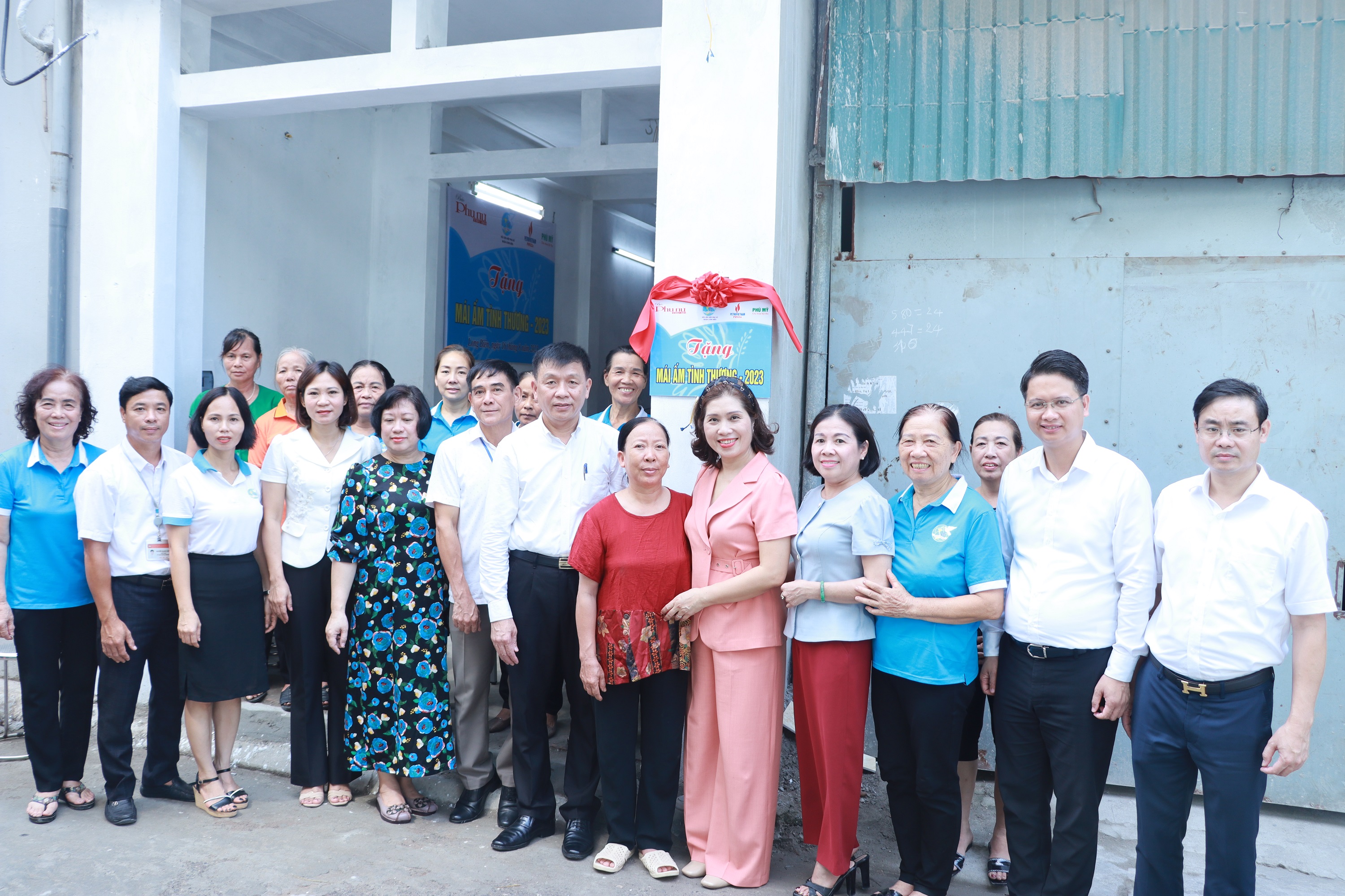 Bàn giao mái ấm tình thương cho phụ nữ khó khăn tại quận Long Biên - ảnh 1