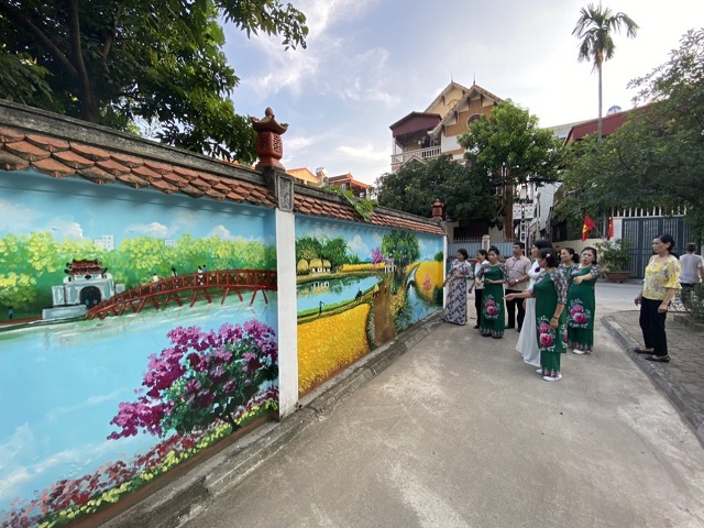 Hội LHPN phường Phúc Đồng, quận Long Biên: Gắn biển “Ngõ cờ, hoa, bích họa“ - ảnh 1