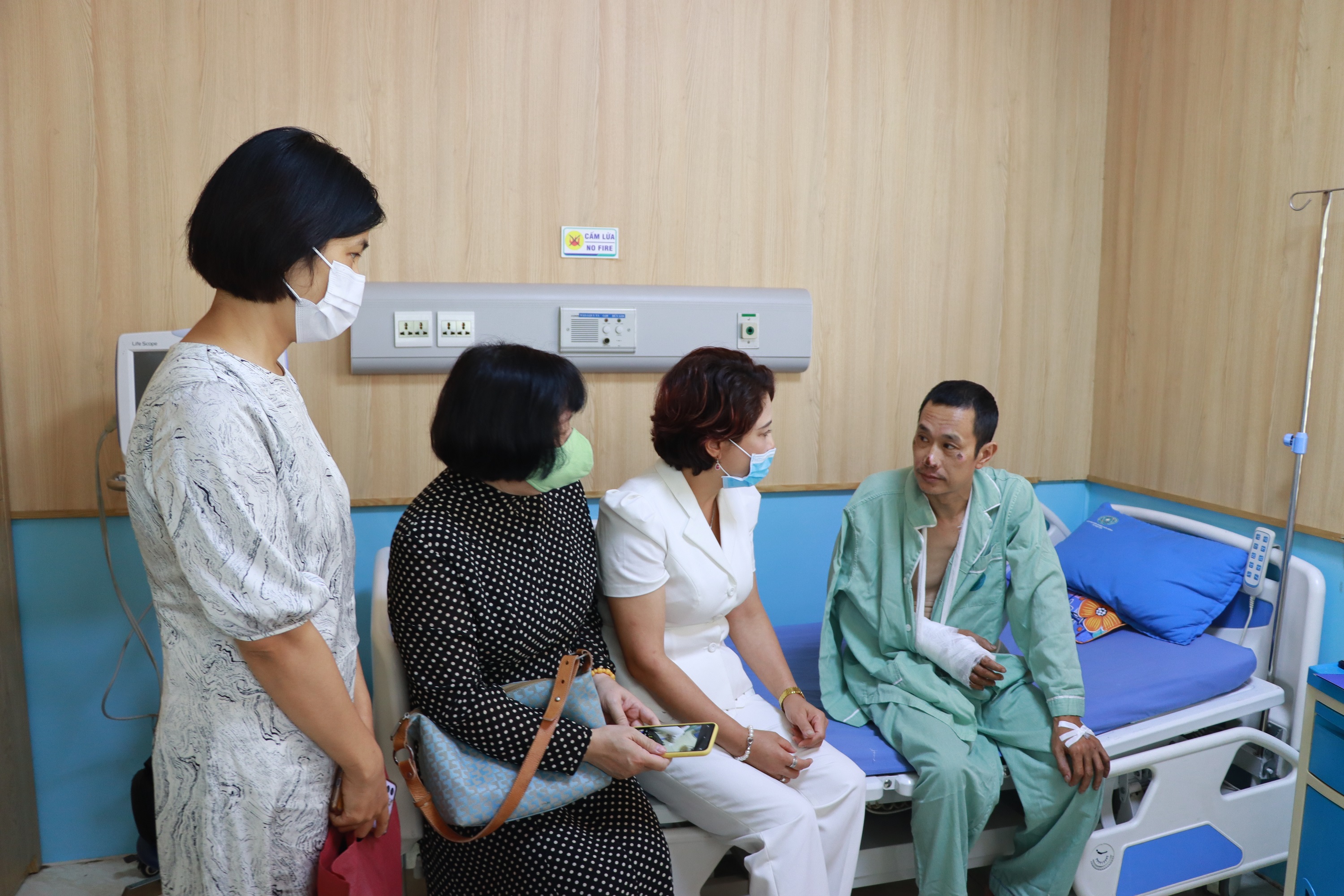 Tiếp tục hoạt động thăm, chia sẻ mất mát với các nạn nhân trong vụ cháy tại quận Thanh Xuân - ảnh 2