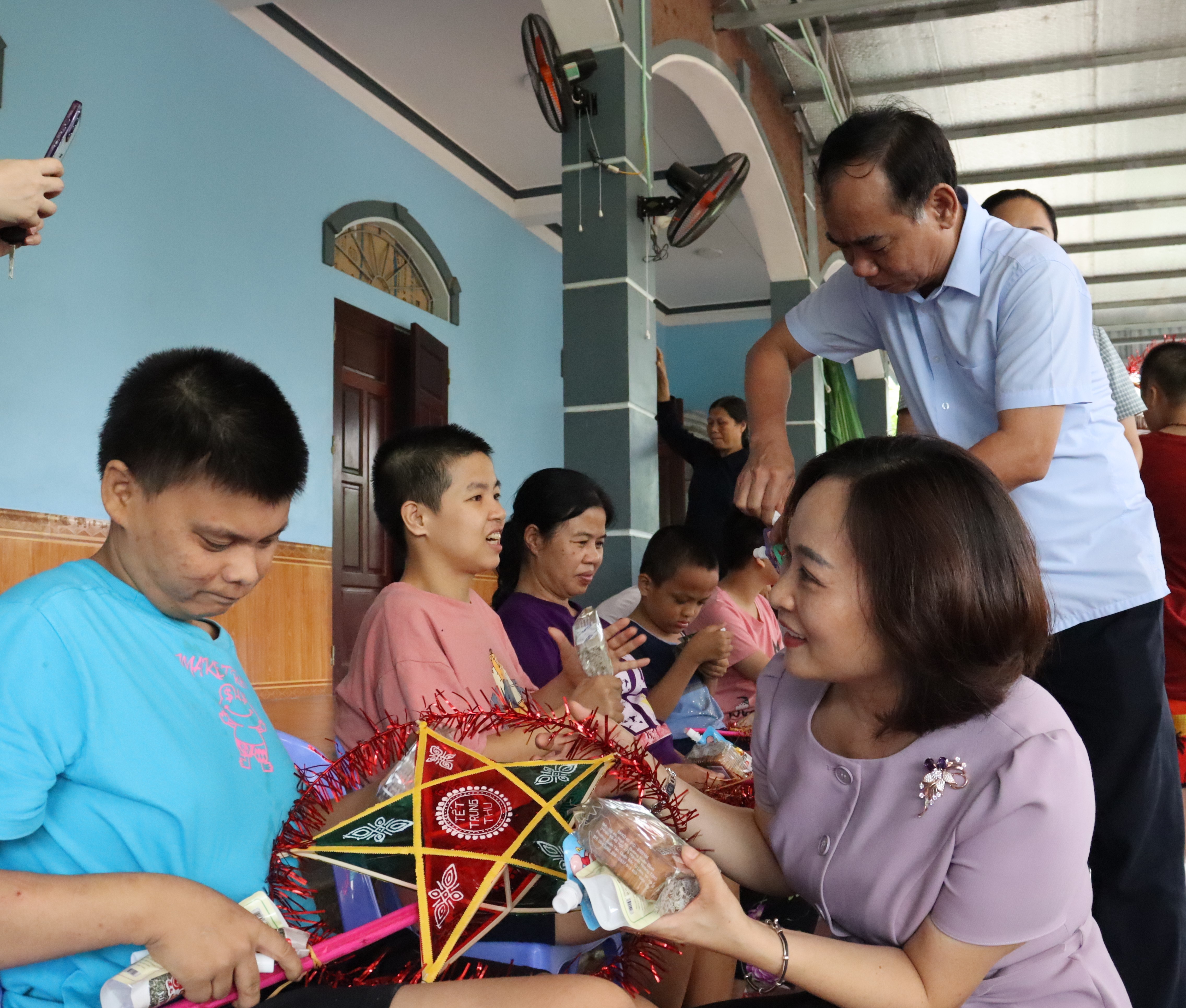 Tặng quà trung thu cho trẻ em có hoàn cảnh khó khăn tại mái ấm Thánh Tâm - ảnh 3
